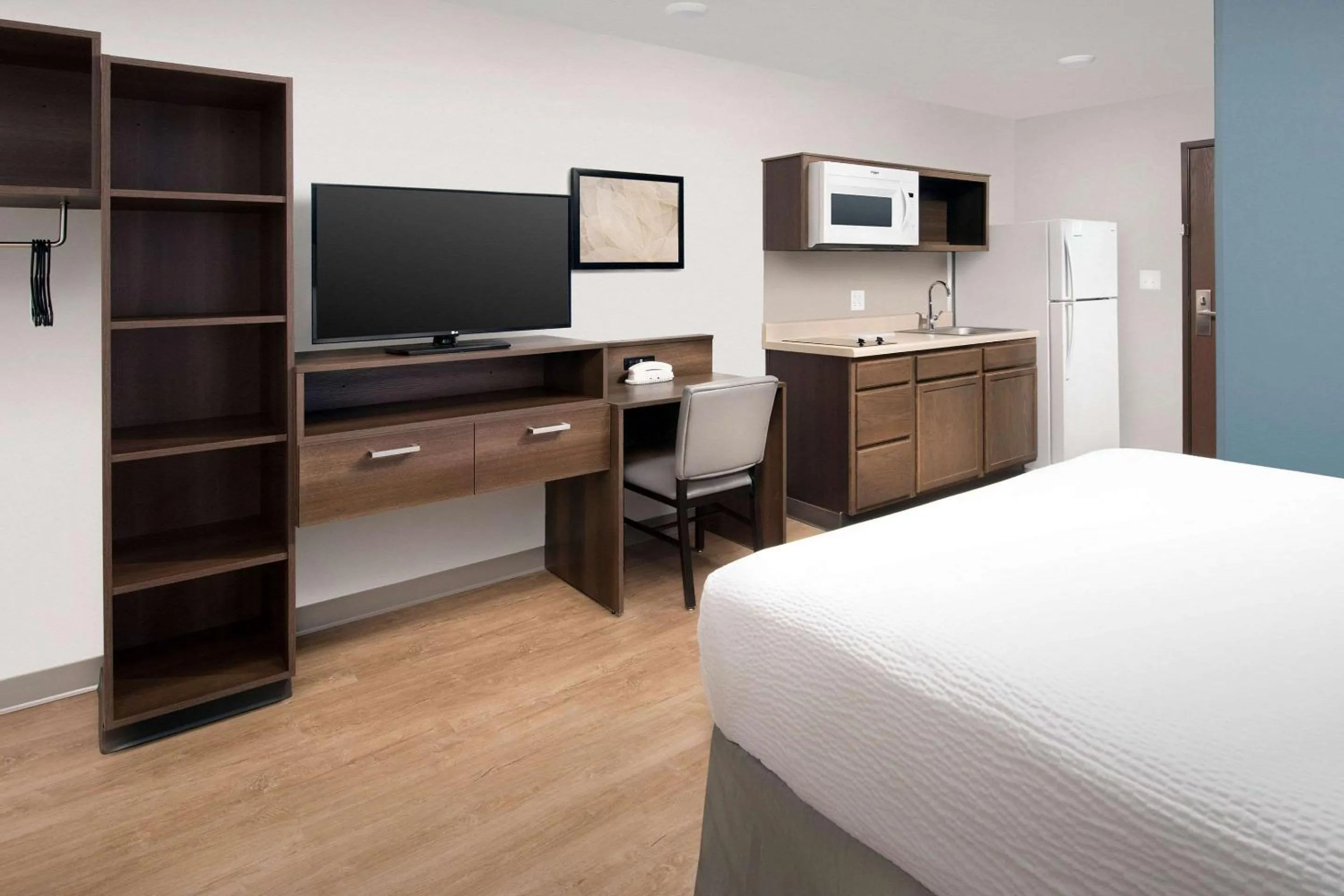 Bedroom, Bed in WoodSpring Suites Chicago Tinley Park