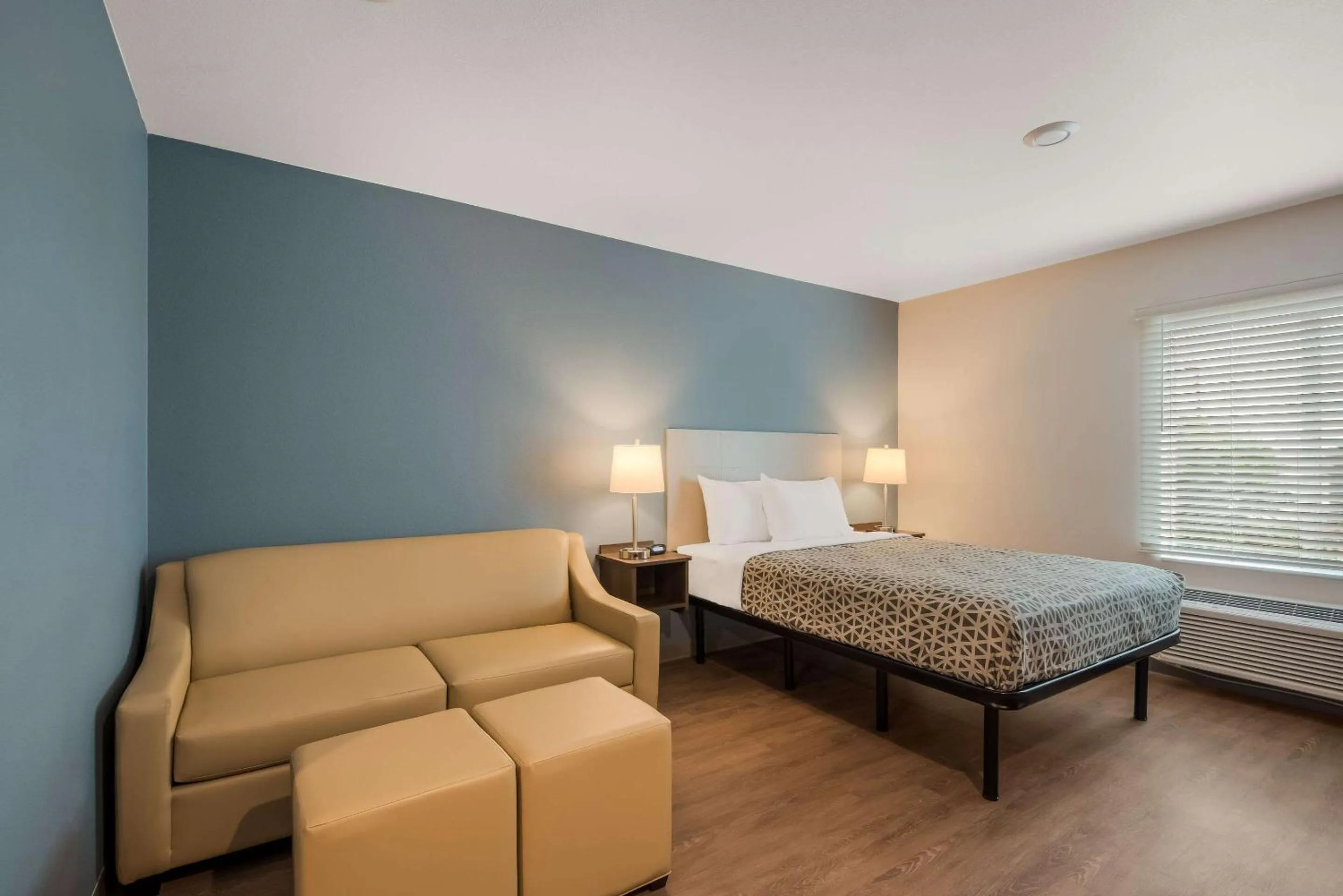 Bedroom, Bed in WoodSpring Suites Bellflower - Los Angeles