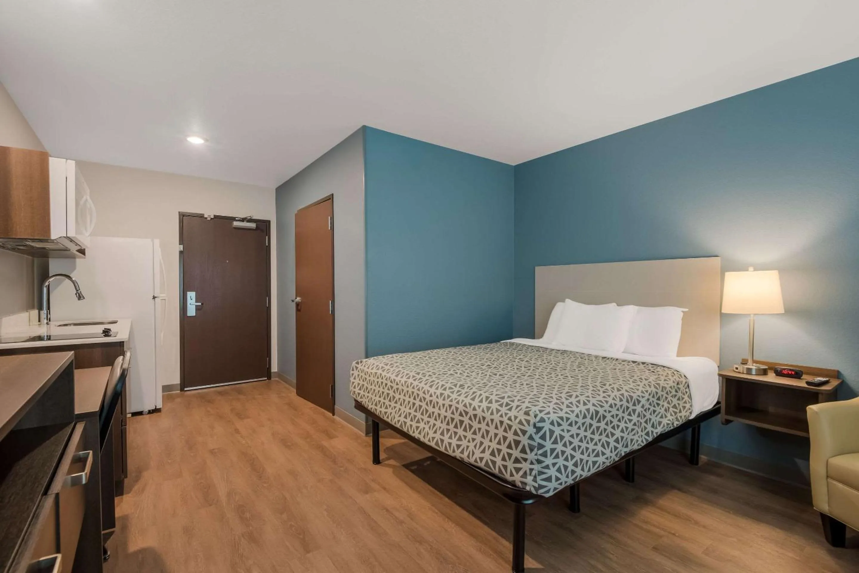 Bedroom, Bed in WoodSpring Suites Bellflower - Los Angeles