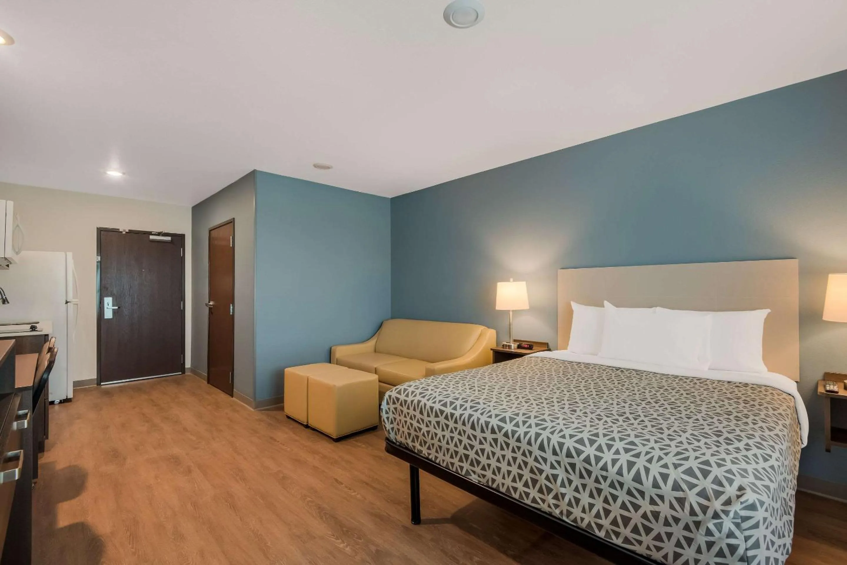 Bedroom, Bed in WoodSpring Suites Bellflower - Los Angeles