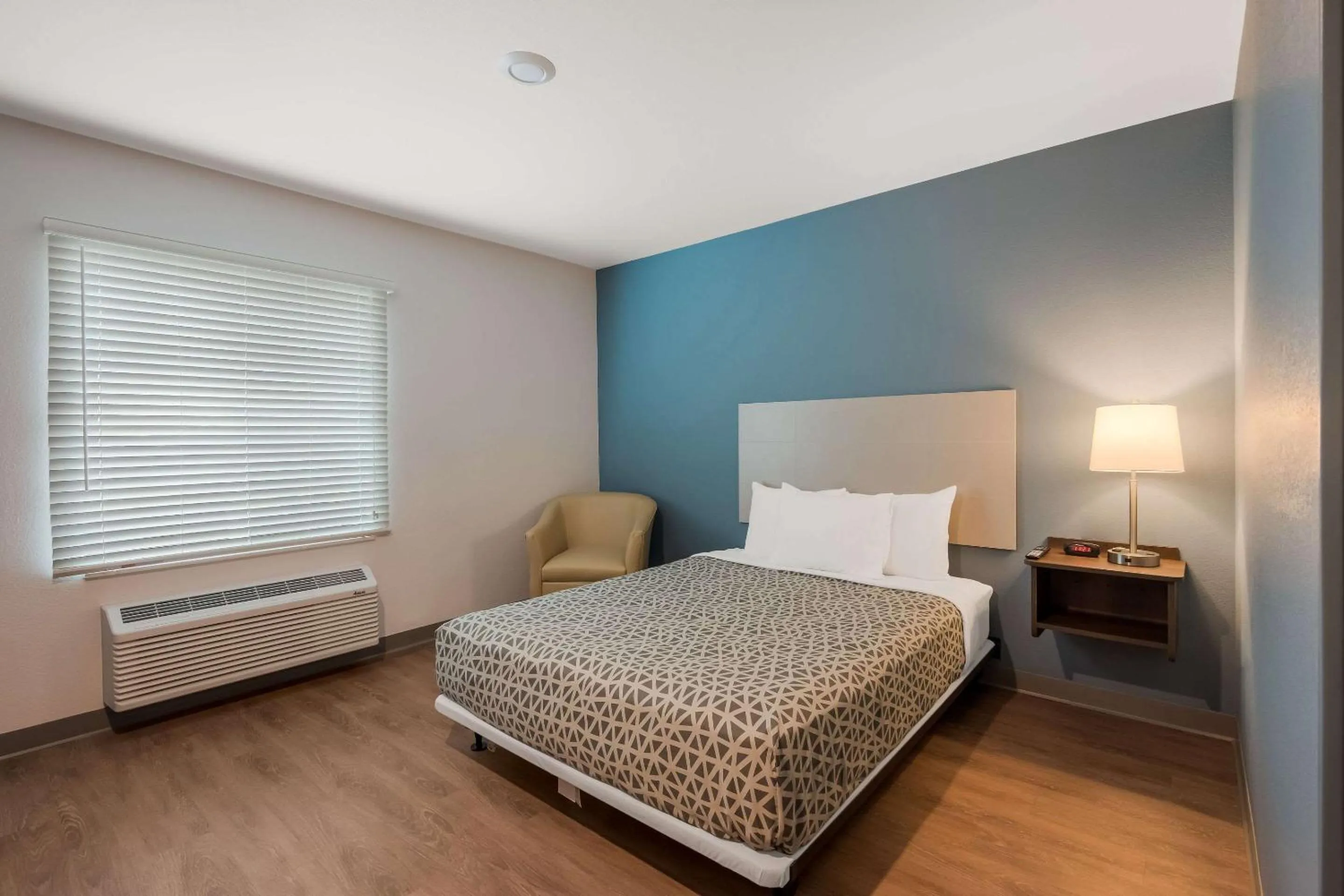 Bedroom, Bed in WoodSpring Suites Bellflower - Los Angeles