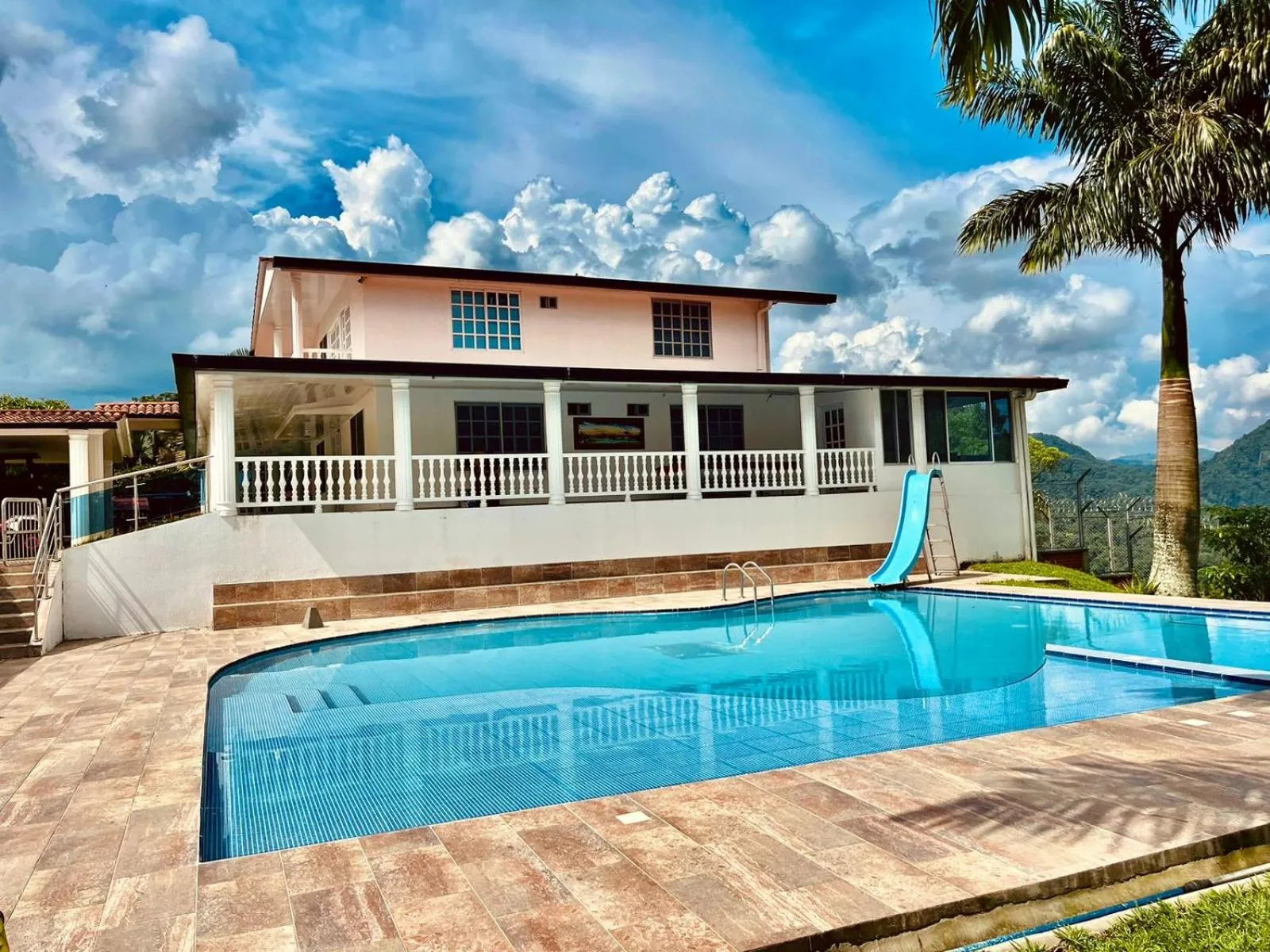 Swimming pool in Mirador El paraiso glamping
