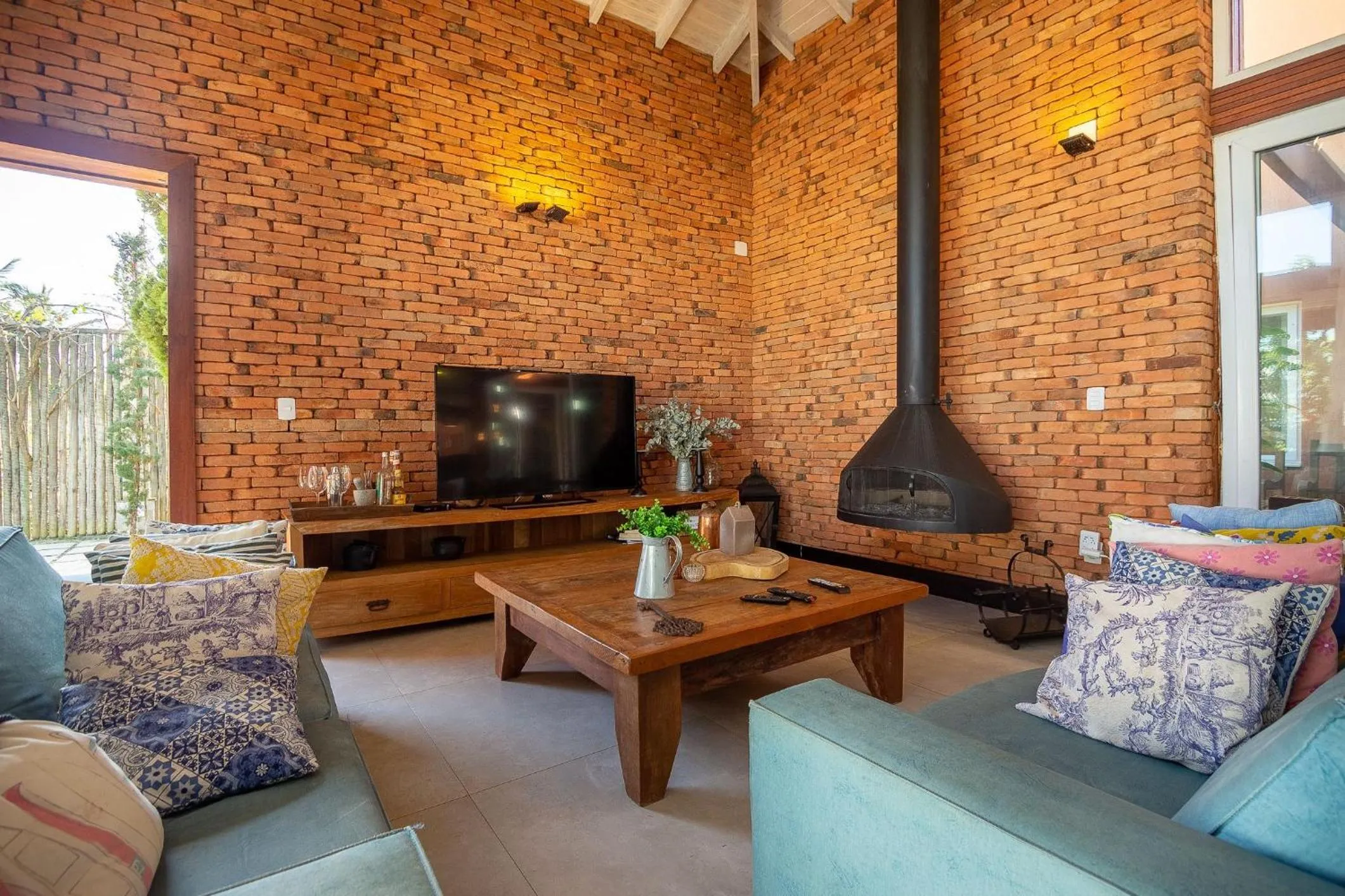 Communal lounge/ TV room in Búzios praia de Geribá, piscina e churrasqueira