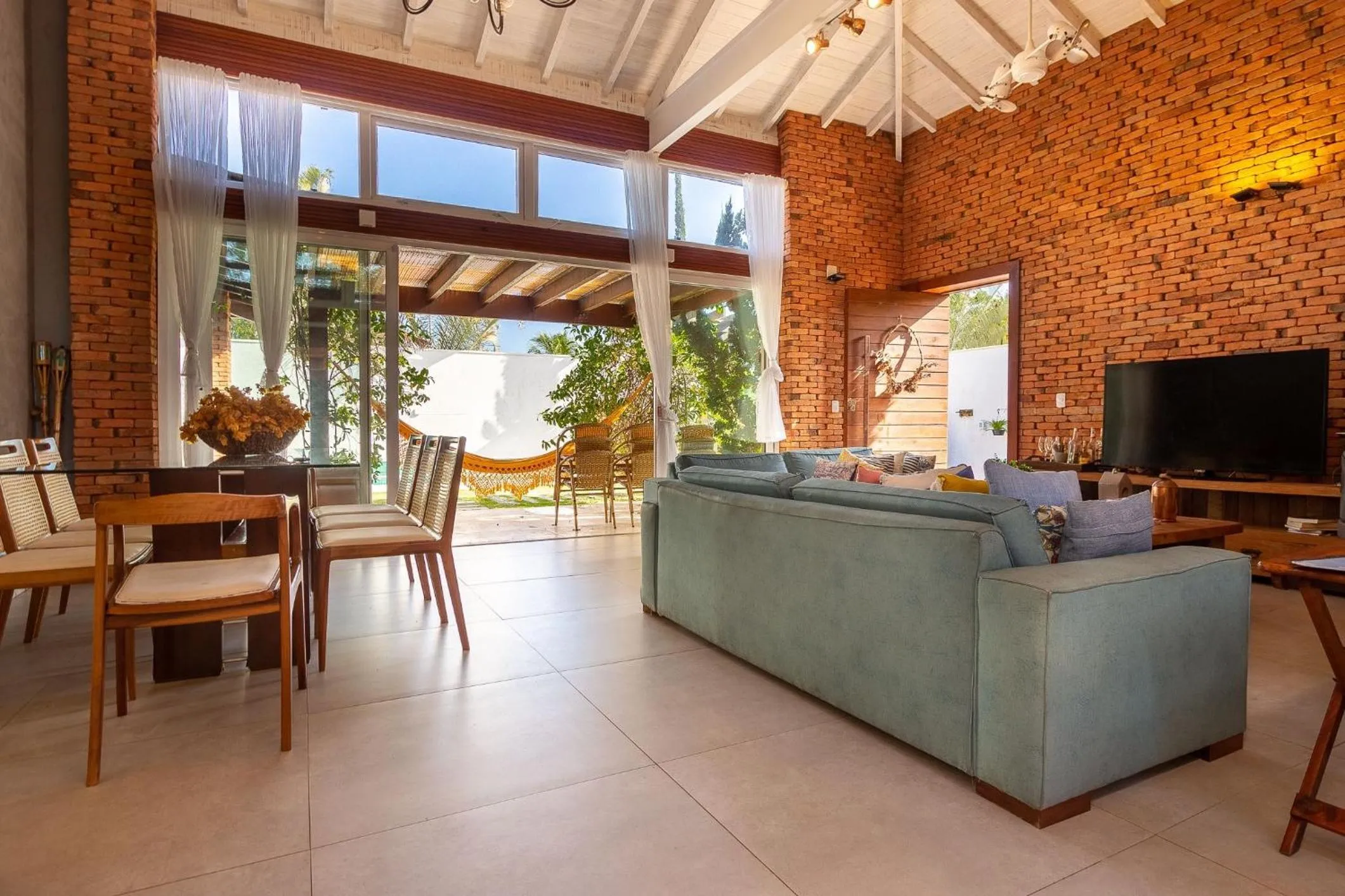 Communal lounge/ TV room in Búzios praia de Geribá, piscina e churrasqueira