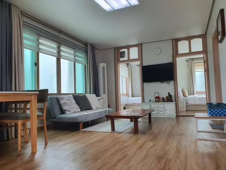 Two-Bedroom House in Jeju Mermuri Two-Bedroom House in Jeju Mermuri