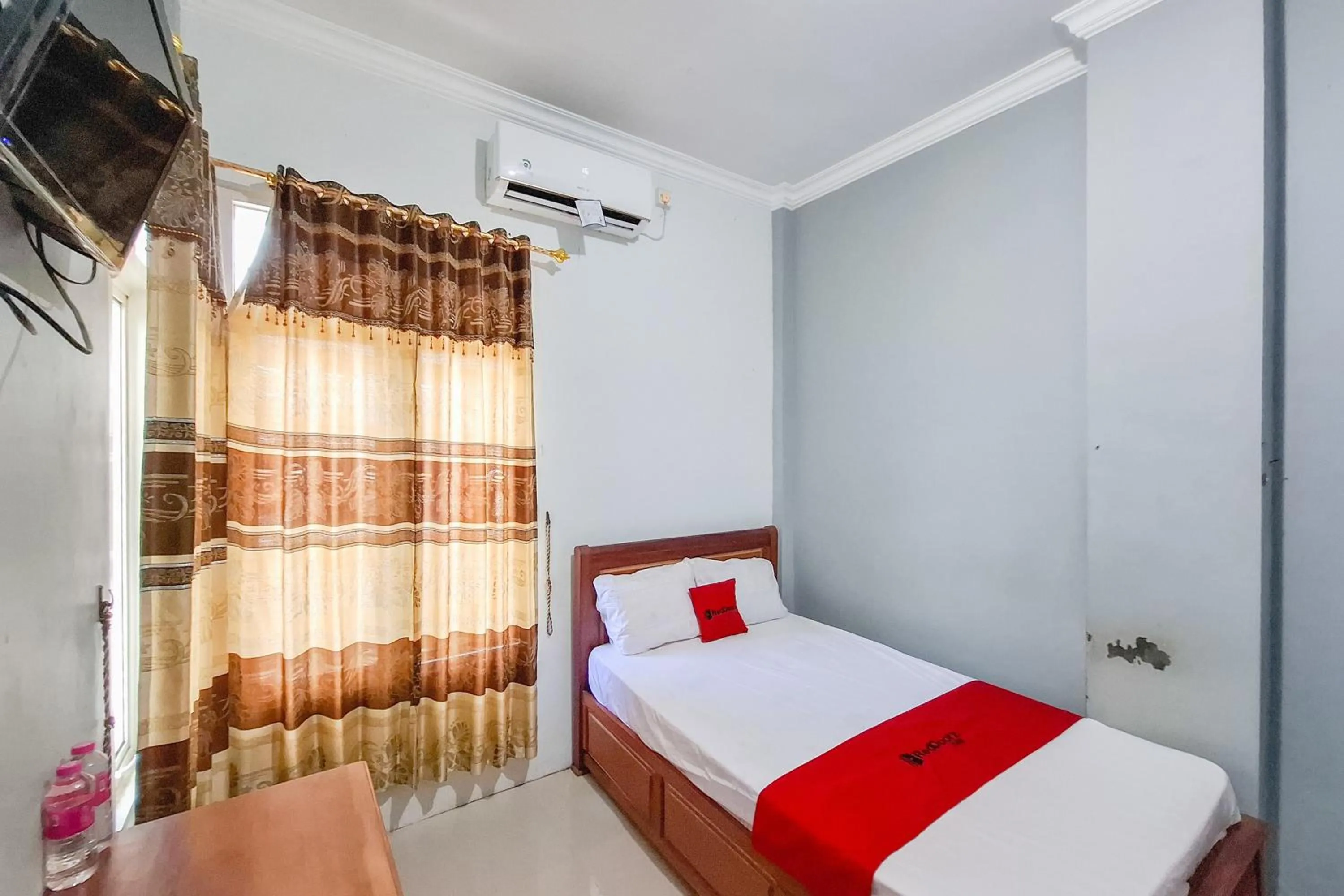 Bedroom, Bed in RedDoorz Syariah at Fariza Guesthouse Kendal
