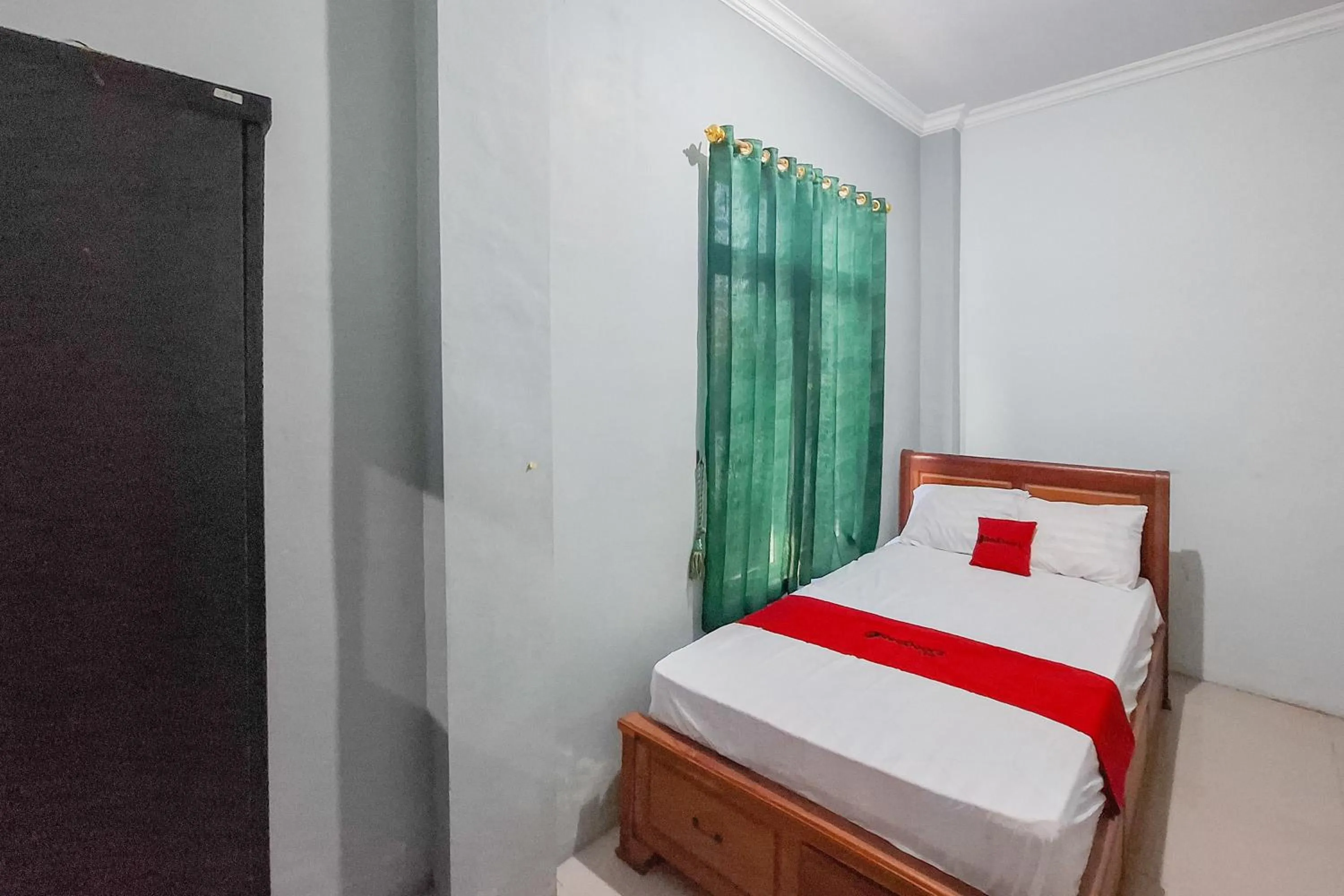 Bedroom, Bed in RedDoorz Syariah at Fariza Guesthouse Kendal