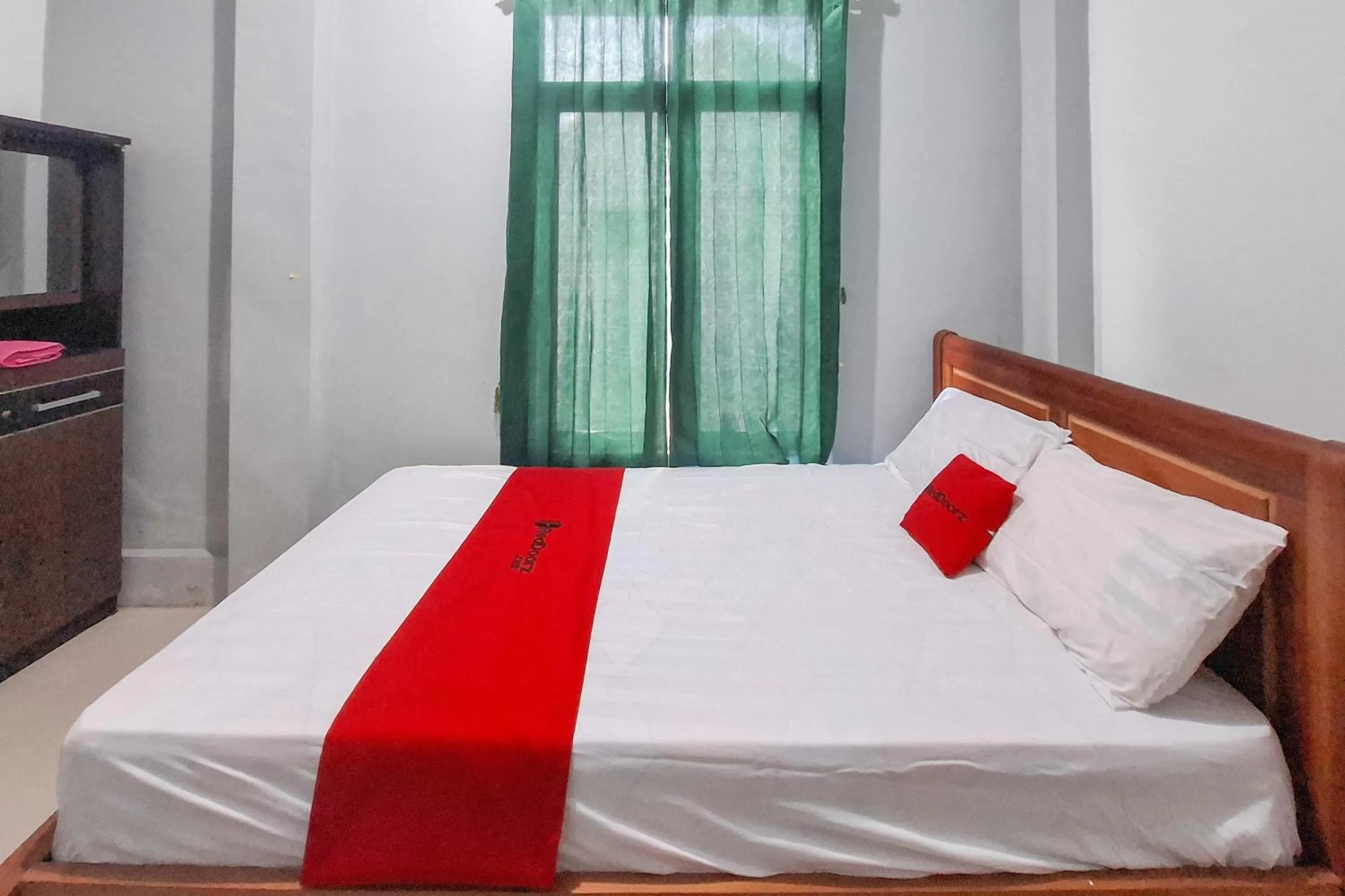 Bedroom, Bed in RedDoorz Syariah at Fariza Guesthouse Kendal