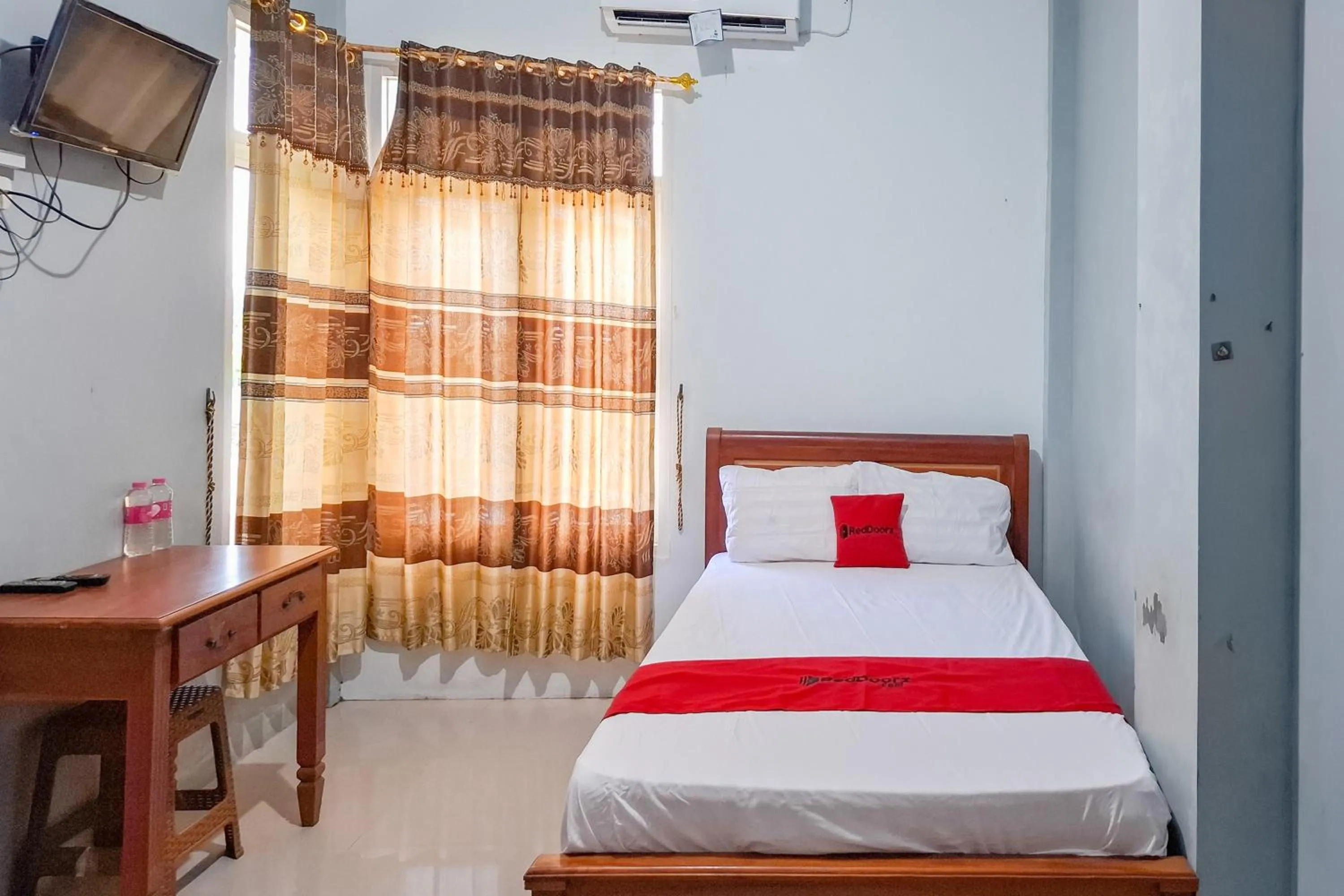 Bedroom, Bed in RedDoorz Syariah at Fariza Guesthouse Kendal