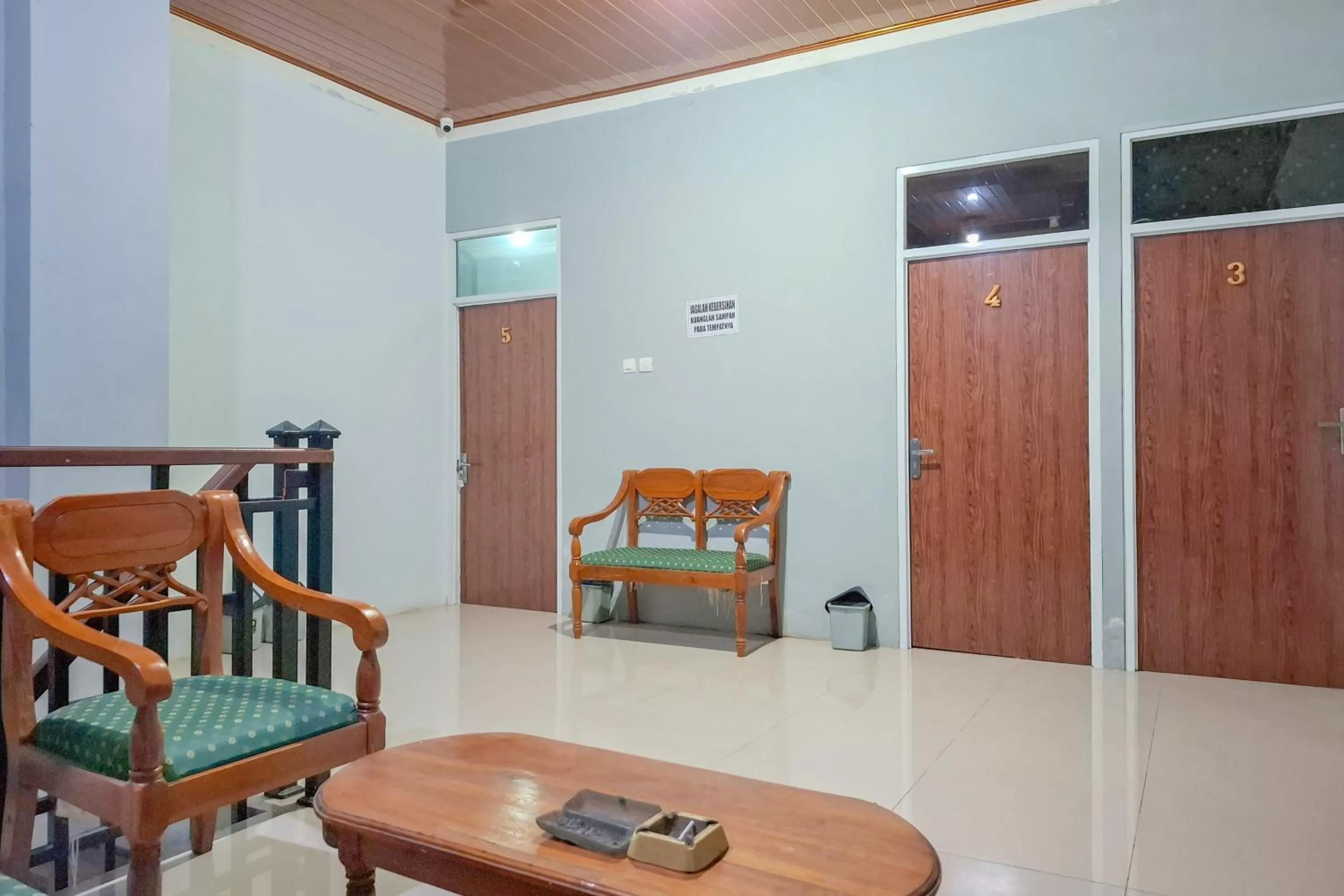 Seating area in RedDoorz Syariah at Fariza Guesthouse Kendal