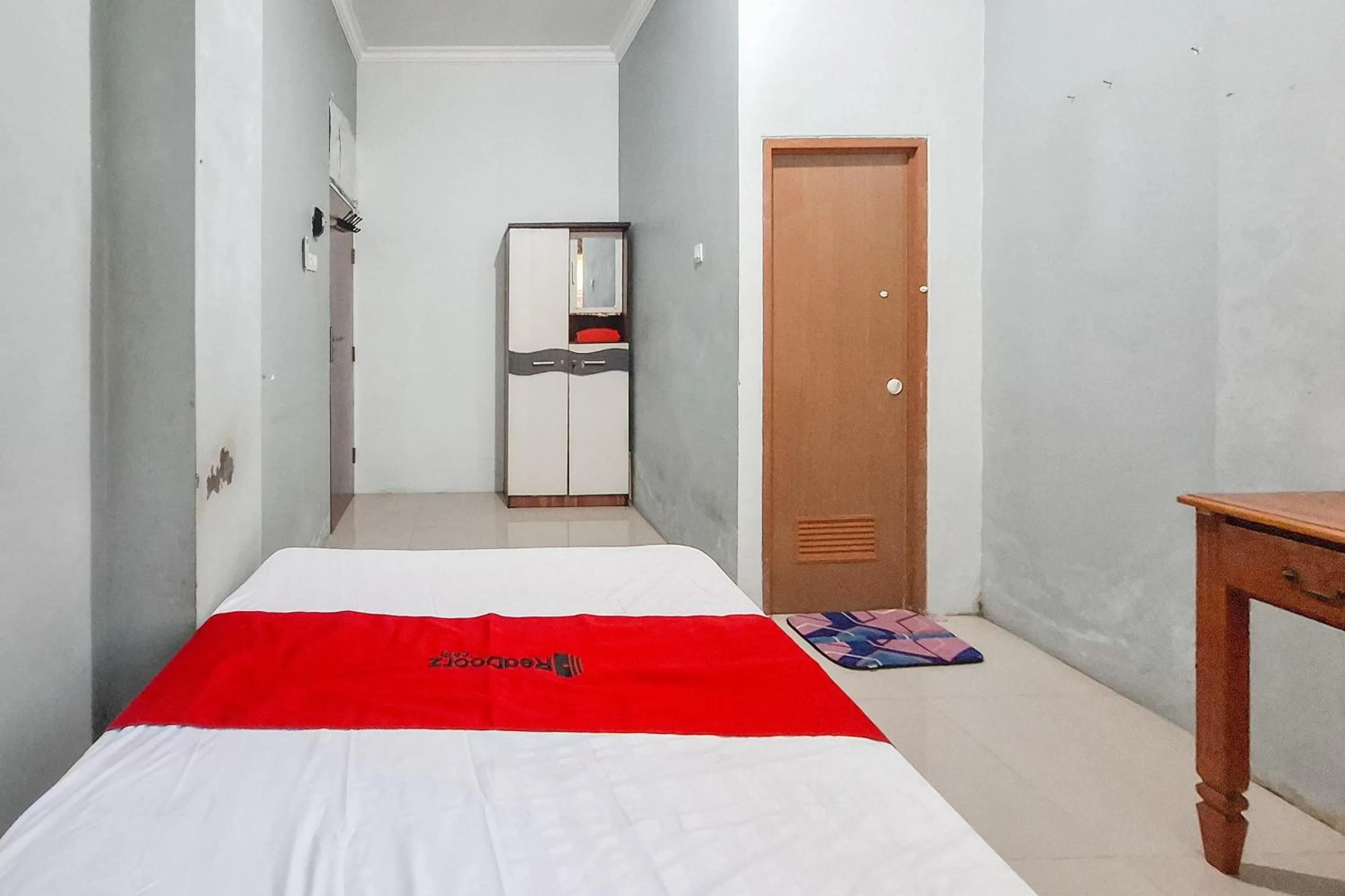 Bedroom, Bed in RedDoorz Syariah at Fariza Guesthouse Kendal