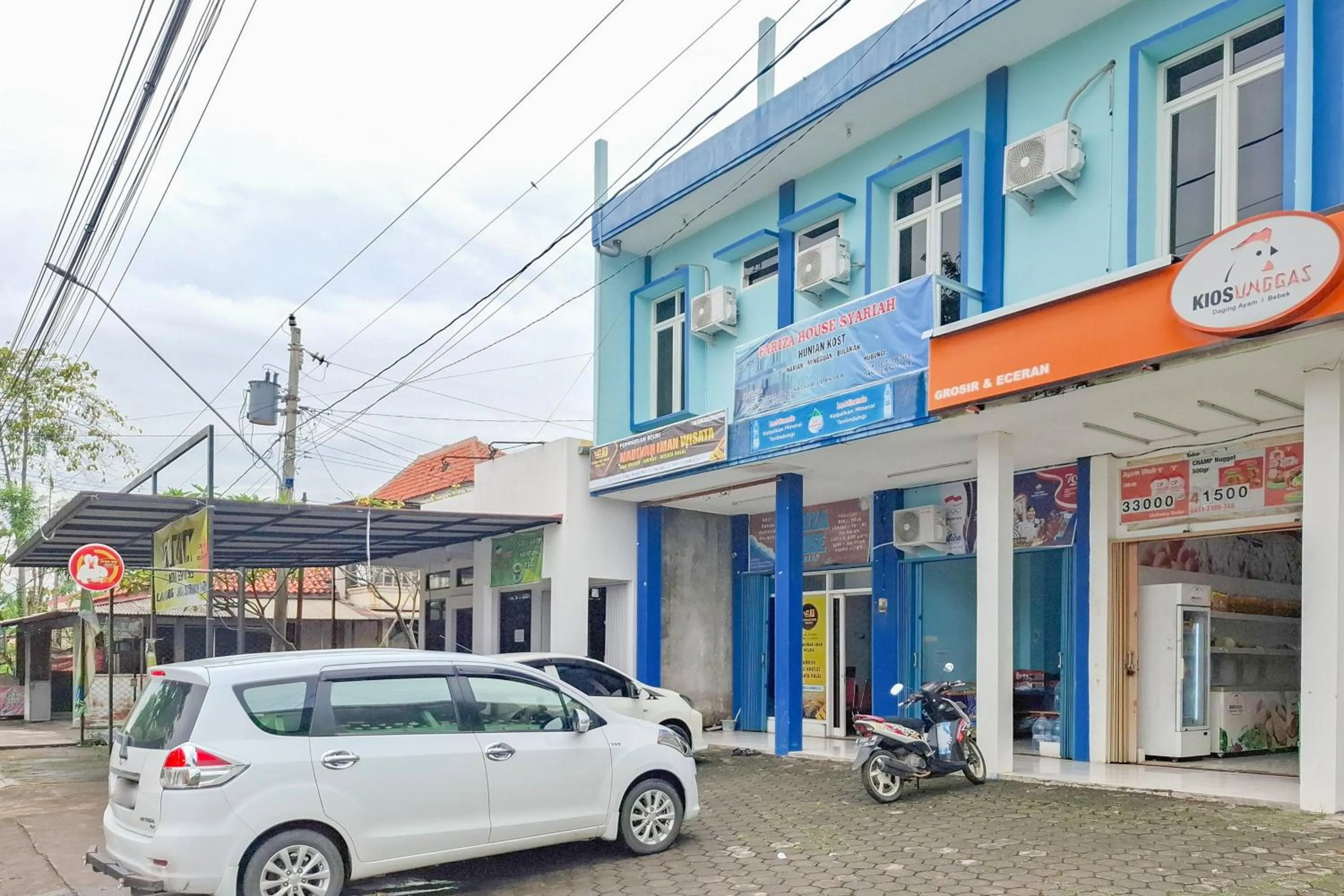 Parking in RedDoorz Syariah at Fariza Guesthouse Kendal