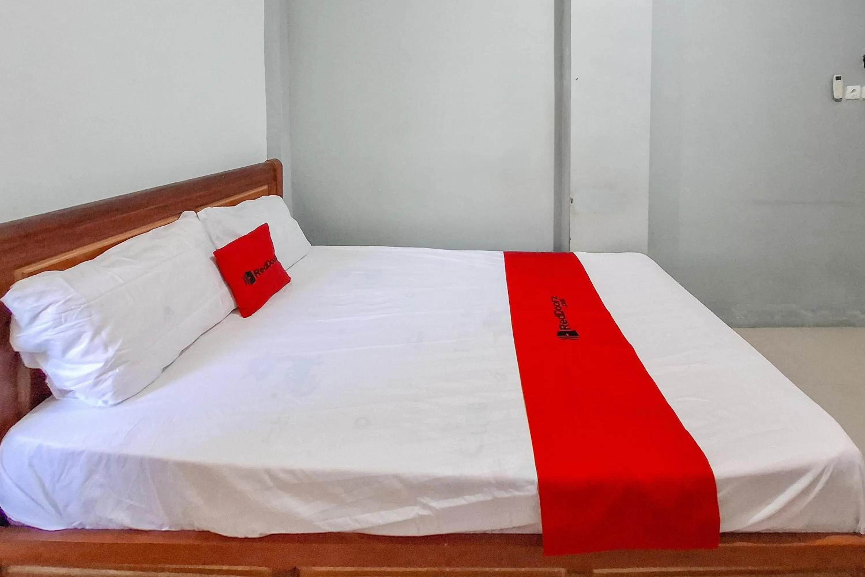 Bedroom, Bed in RedDoorz Syariah at Fariza Guesthouse Kendal