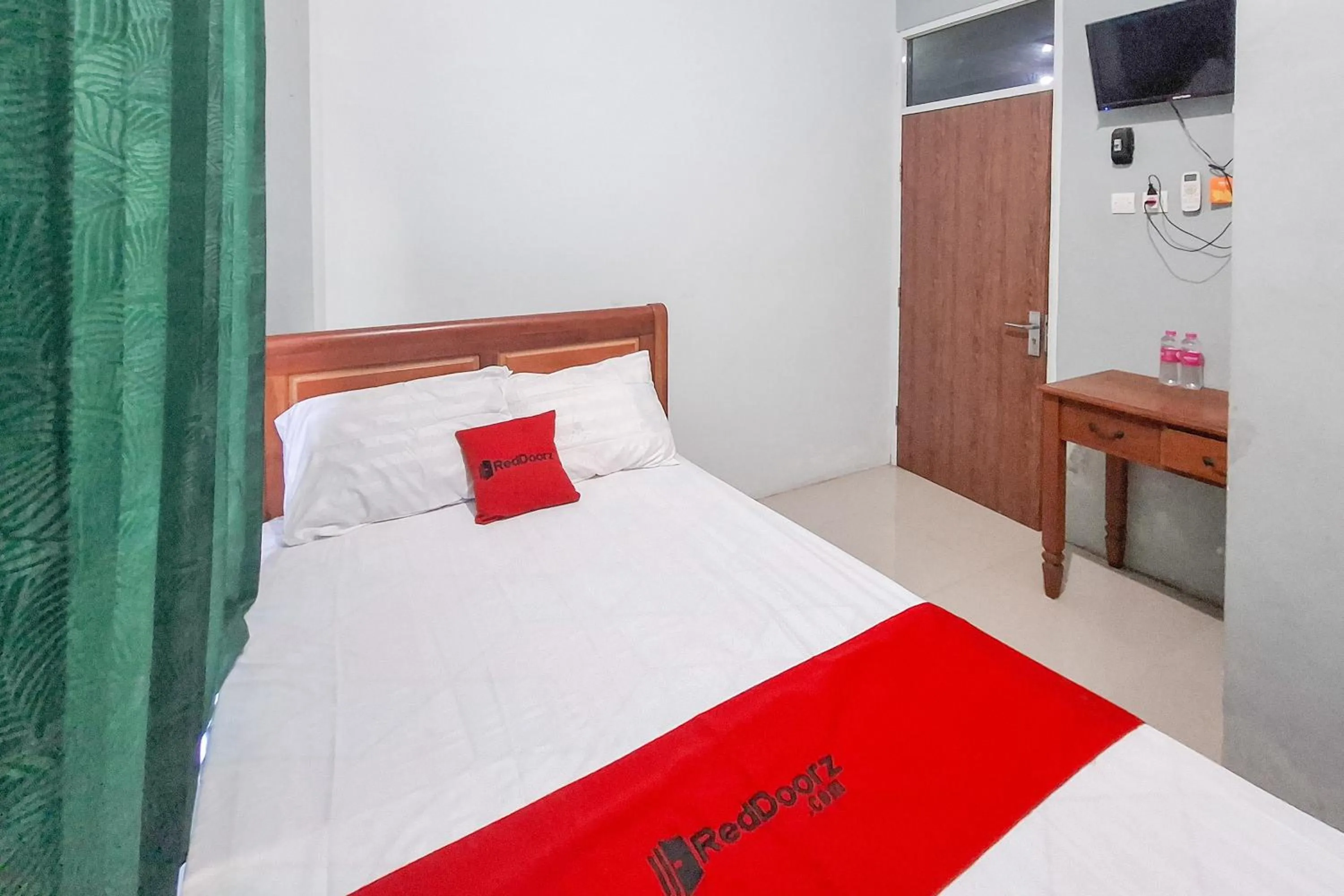 Bedroom, Bed in RedDoorz Syariah at Fariza Guesthouse Kendal