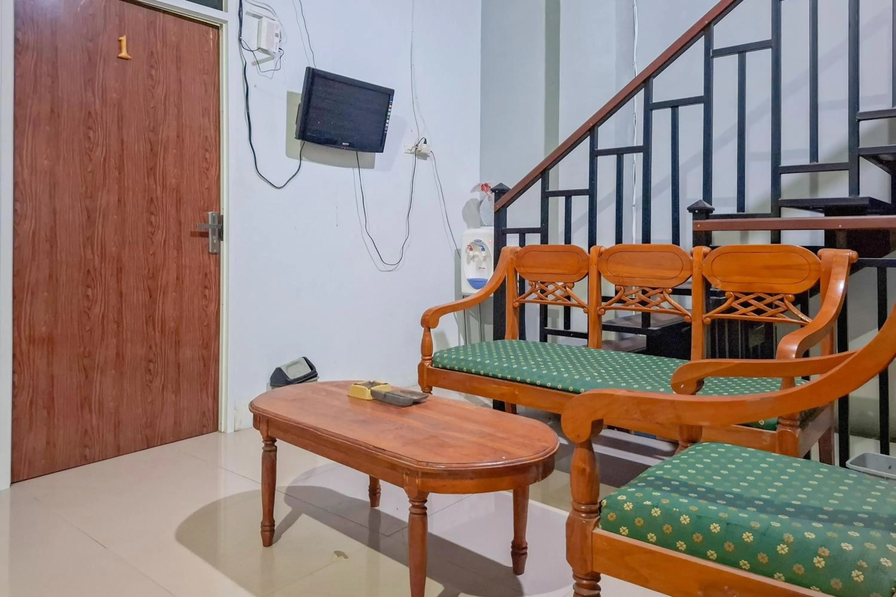 Seating area in RedDoorz Syariah at Fariza Guesthouse Kendal