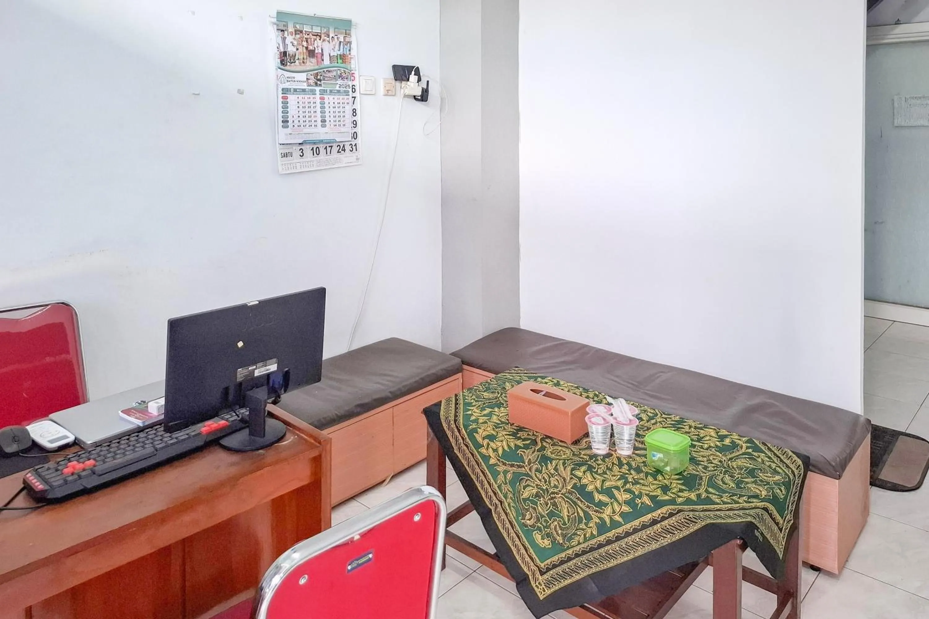 Lobby or reception in RedDoorz Syariah at Fariza Guesthouse Kendal