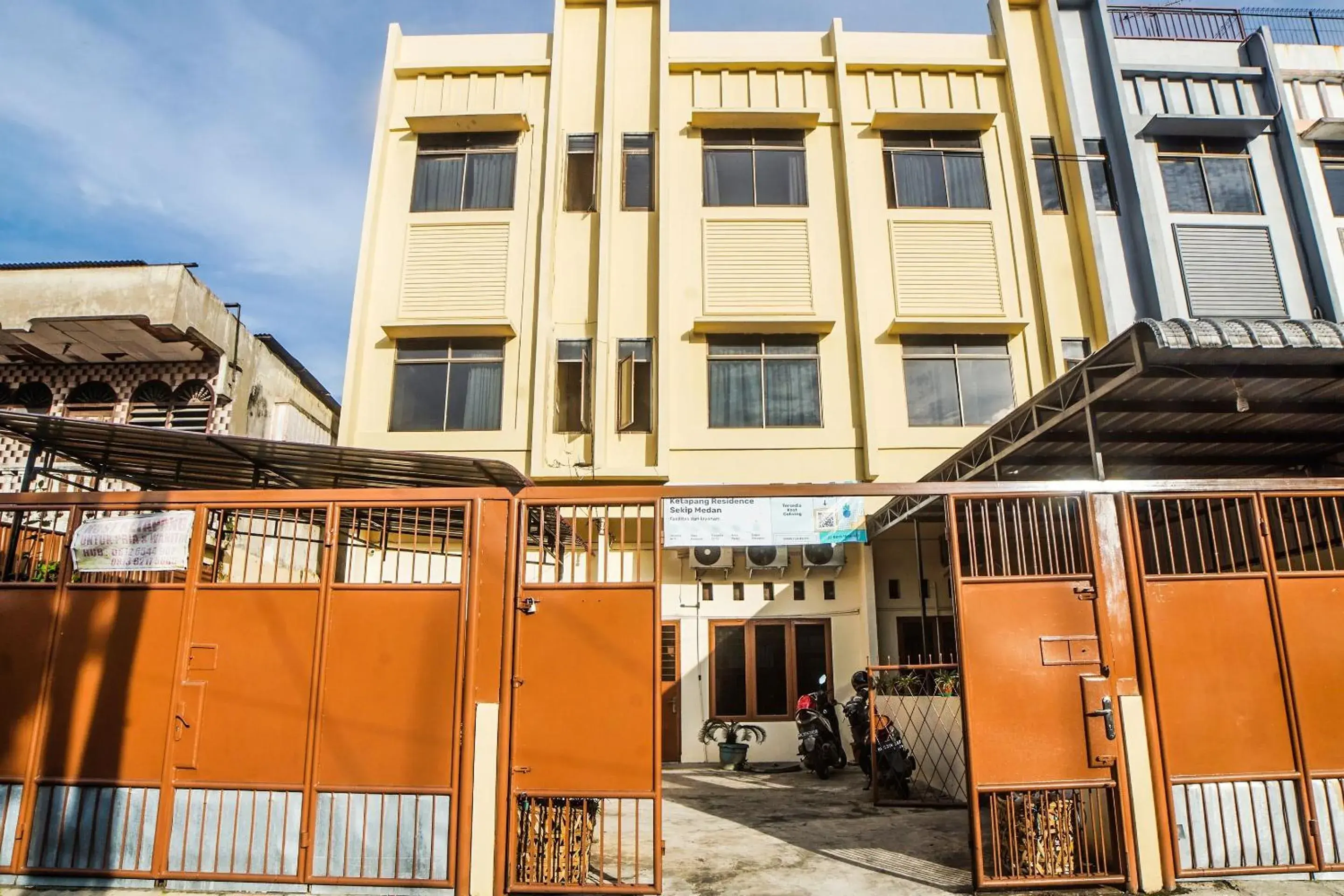 Facade/entrance in Hotel O Kost Ketapang Syariah Facade/entrance in Hotel O Kost Ketapang Syariah
