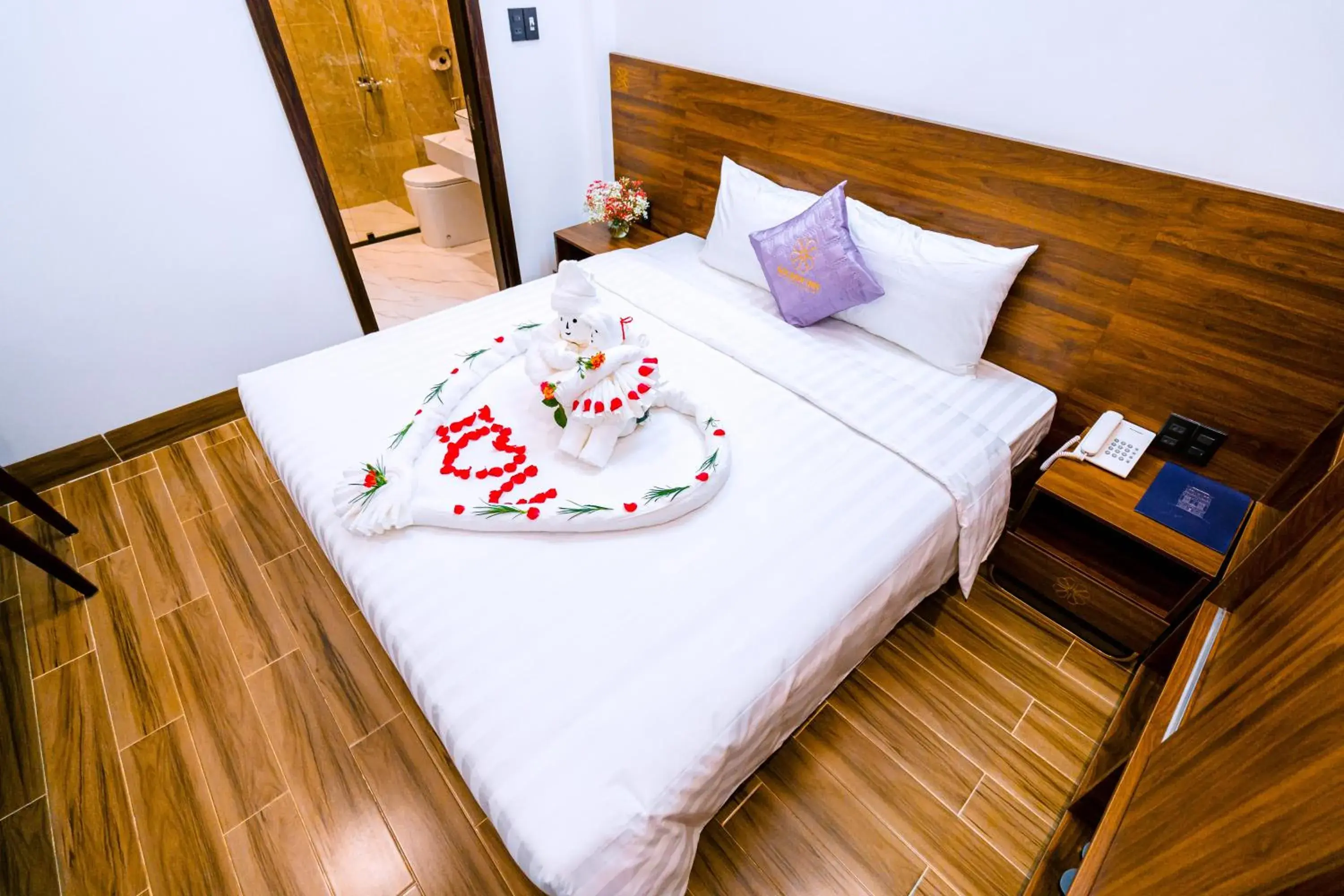 Shower, Bed in Hue Golden Inn Hotel Shower, Bed in Hue Golden Inn Hotel