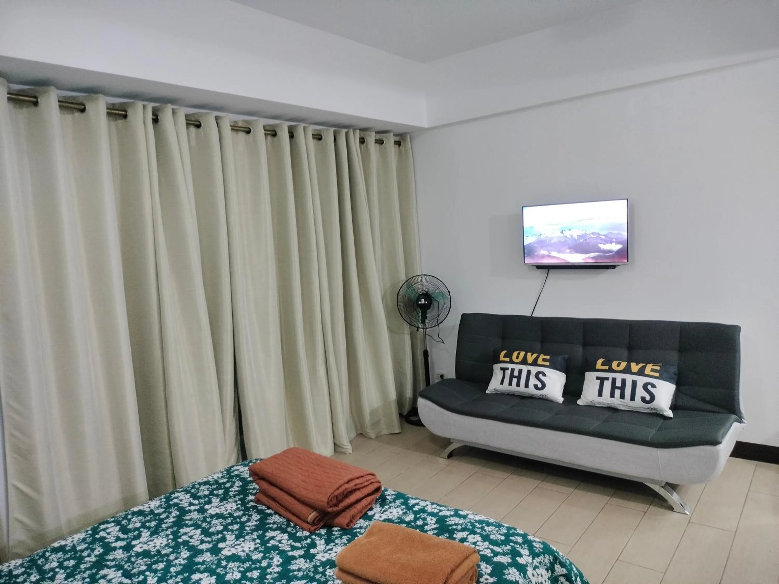 Bed in RQUI CONDOTEL INFRONT OF NAIA TERMINAL 3