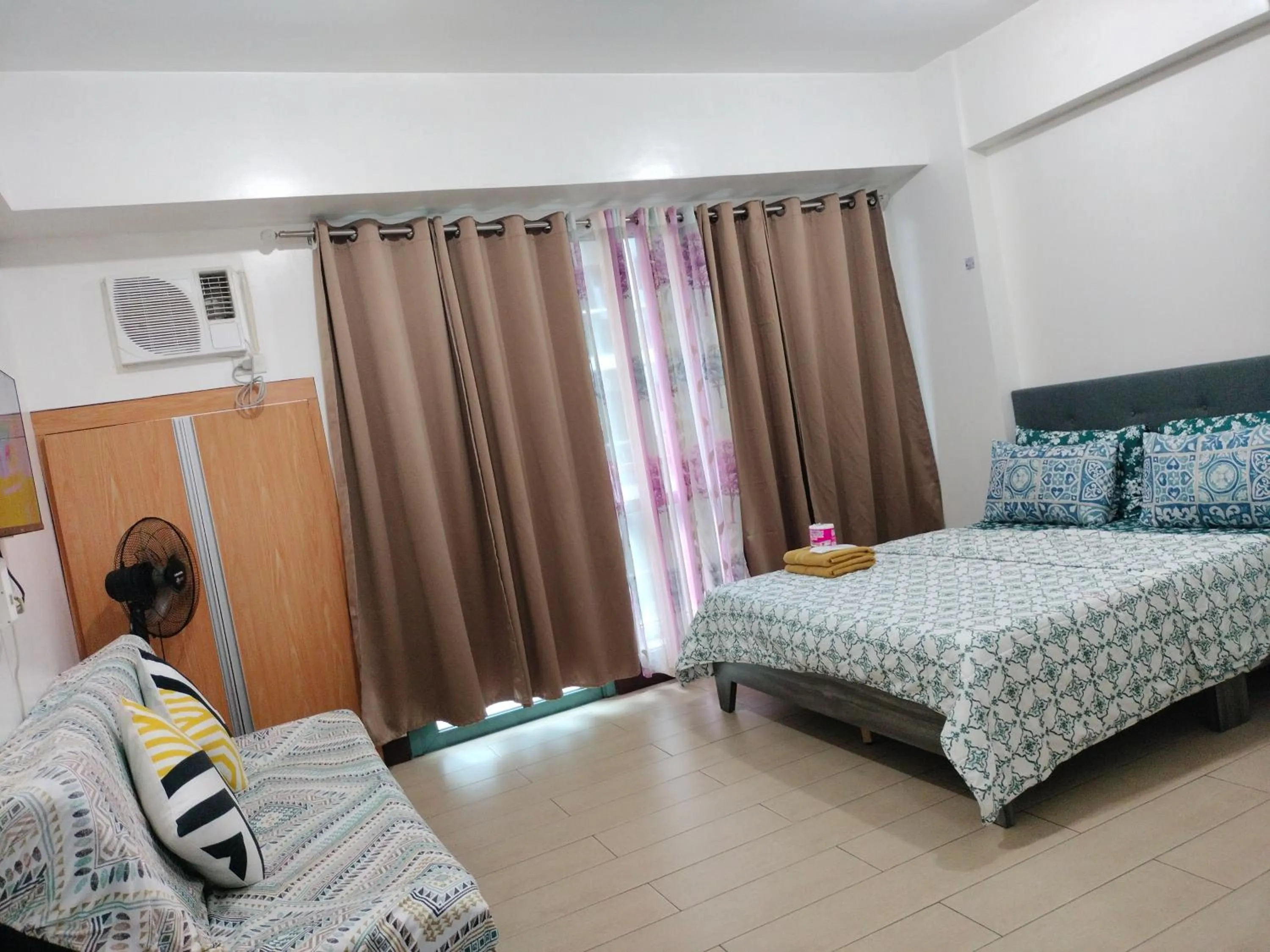 Bed in RQUI CONDOTEL INFRONT OF NAIA TERMINAL 3