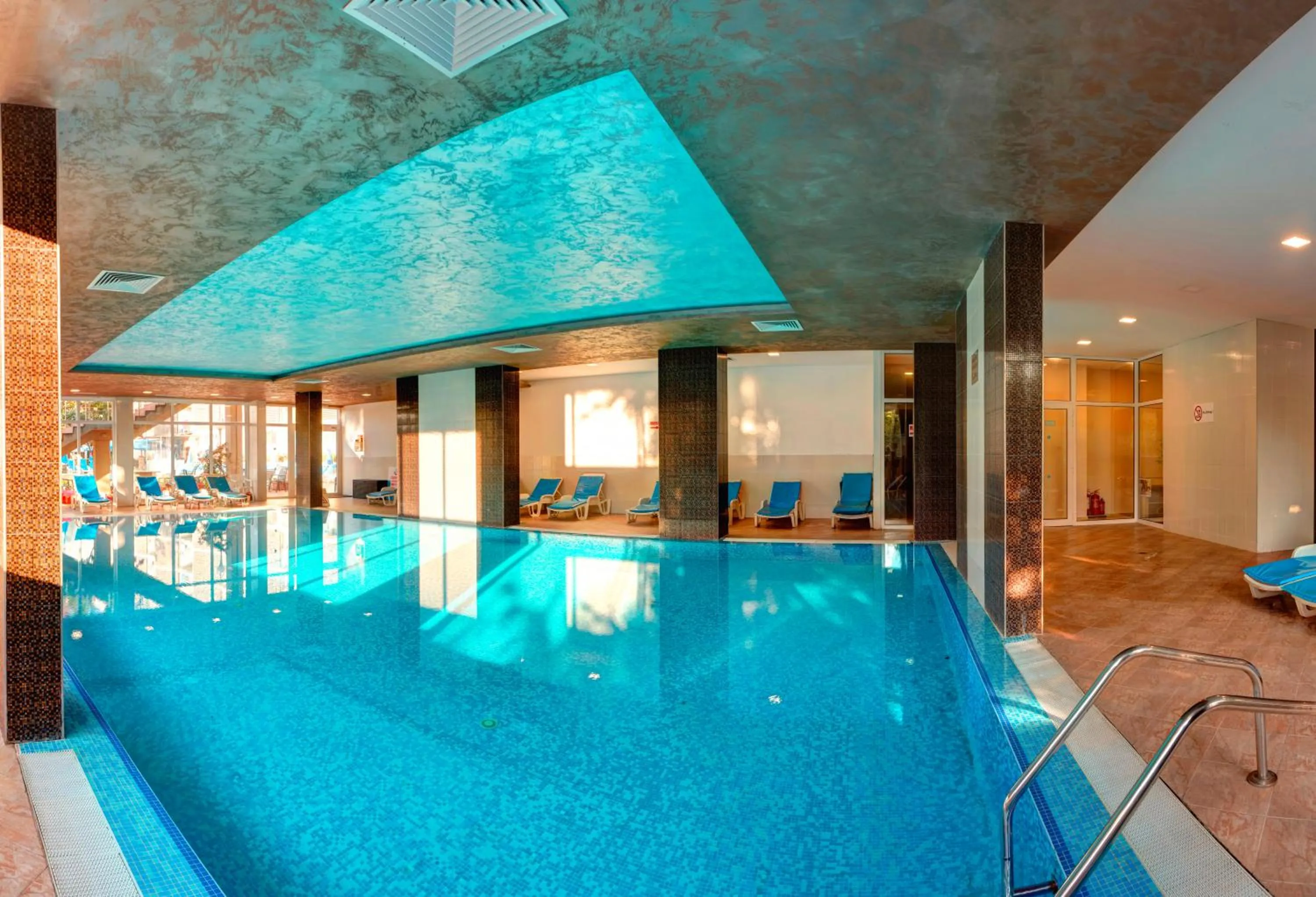 Swimming pool in Hotel Slavey - All Inclusive