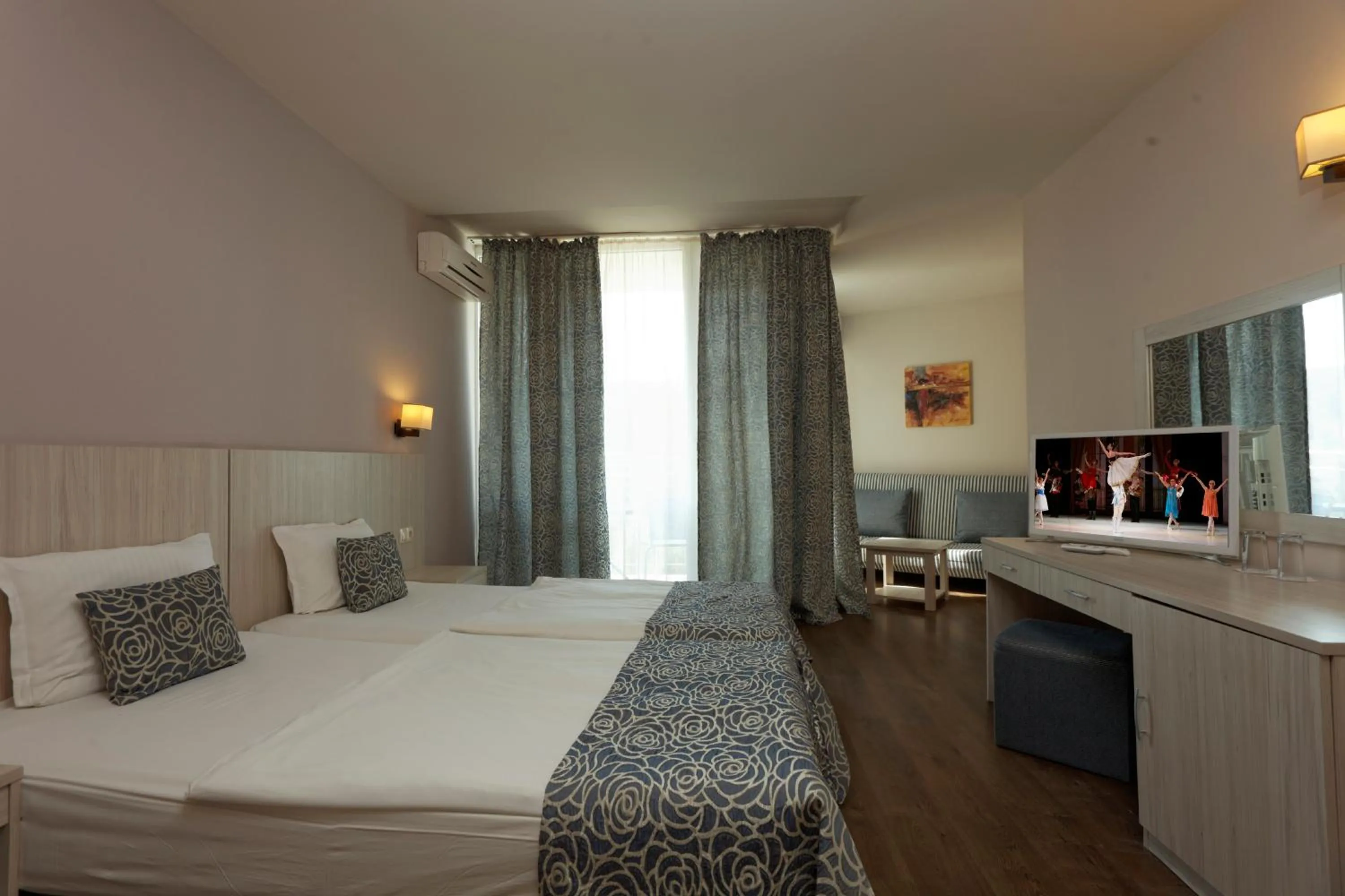 Photo of the whole room, Bed in Hotel Slavey - All Inclusive