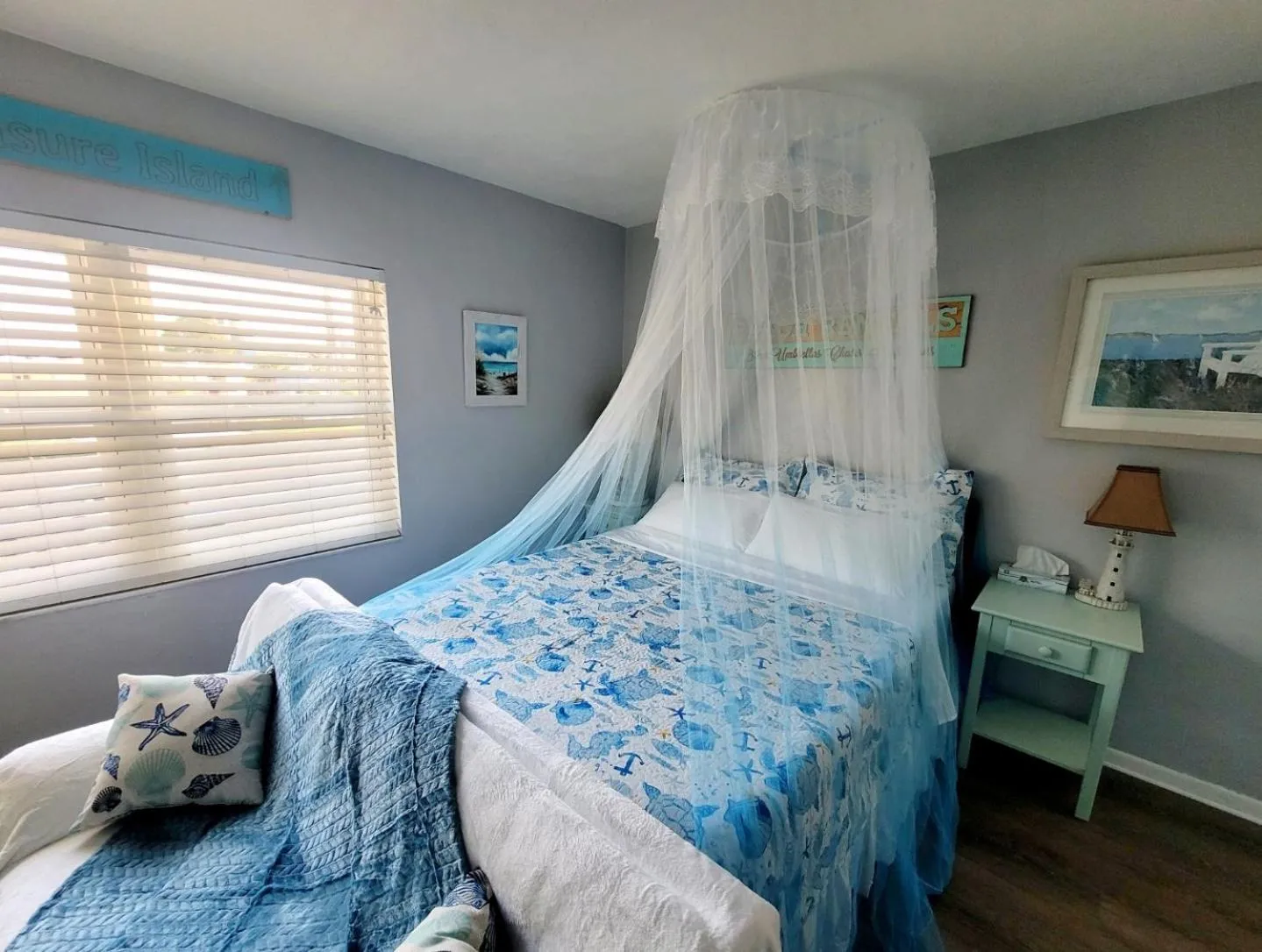 Bed in Searenity, Waterside studio in the heart of Treasure Island, walk to beach