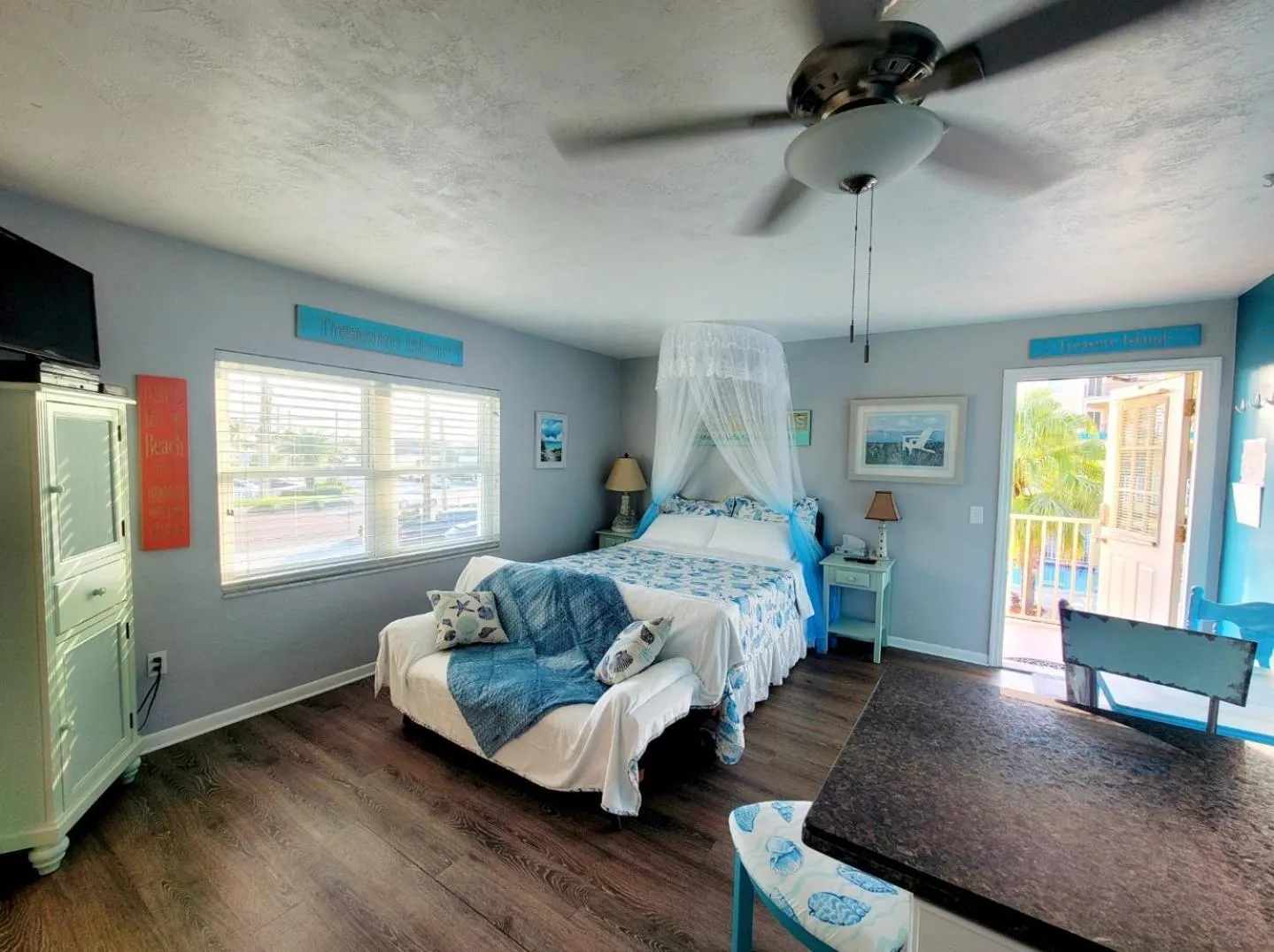 Bed in Searenity, Waterside studio in the heart of Treasure Island, walk to beach
