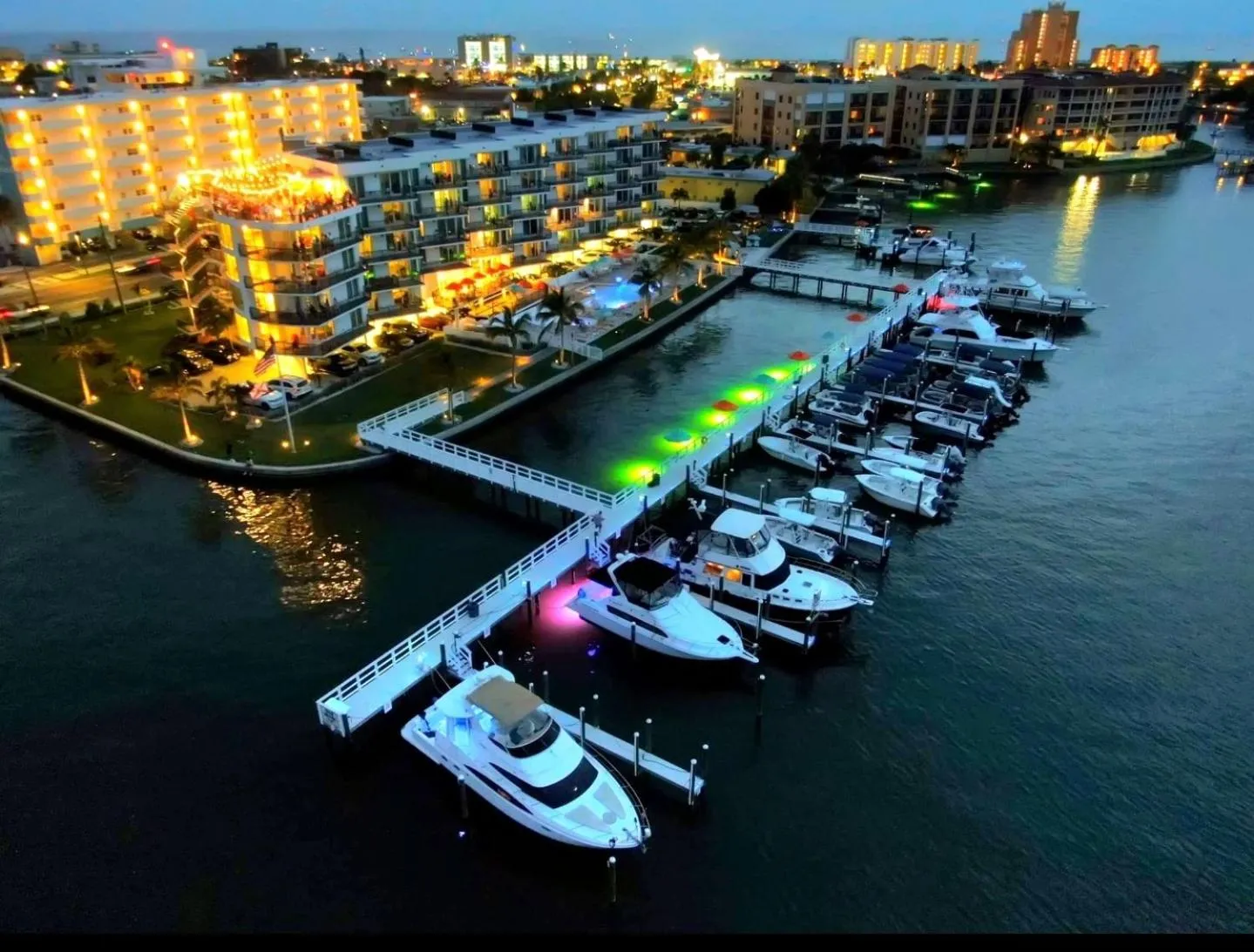 Searenity, Waterside studio in the heart of Treasure Island, walk to beach