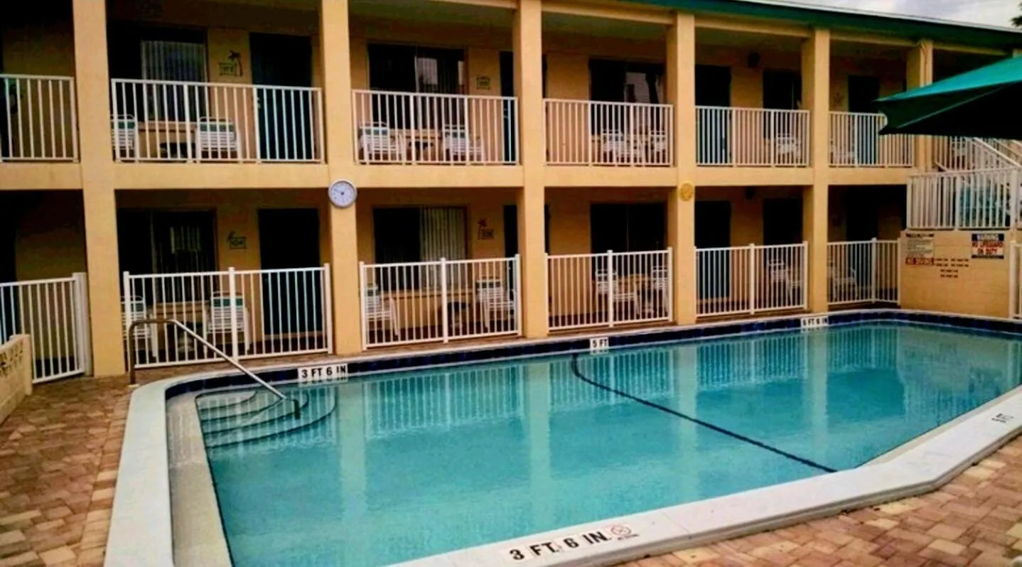 Searenity, Waterside studio in the heart of Treasure Island, walk to beach