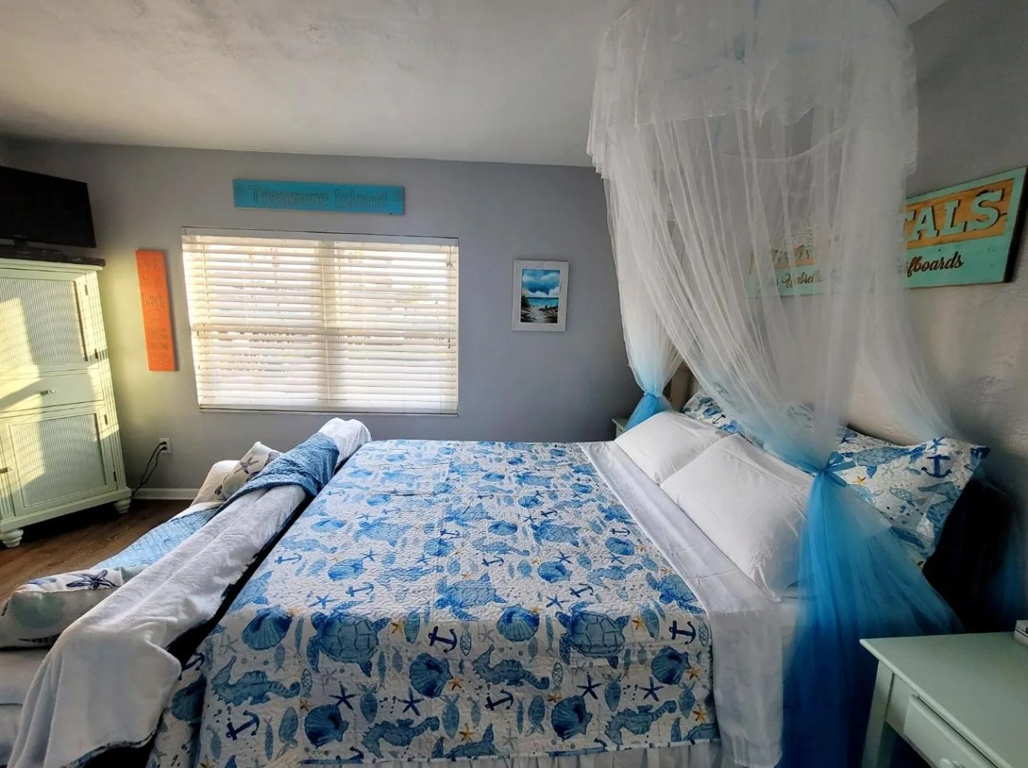 Bed in Searenity, Waterside studio in the heart of Treasure Island, walk to beach