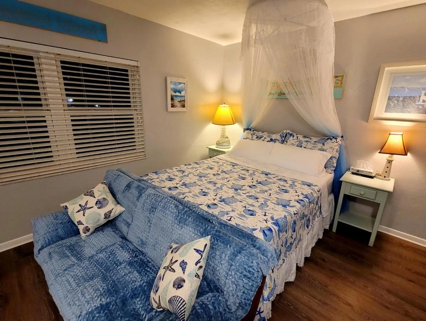 Bed in Searenity, Waterside studio in the heart of Treasure Island, walk to beach