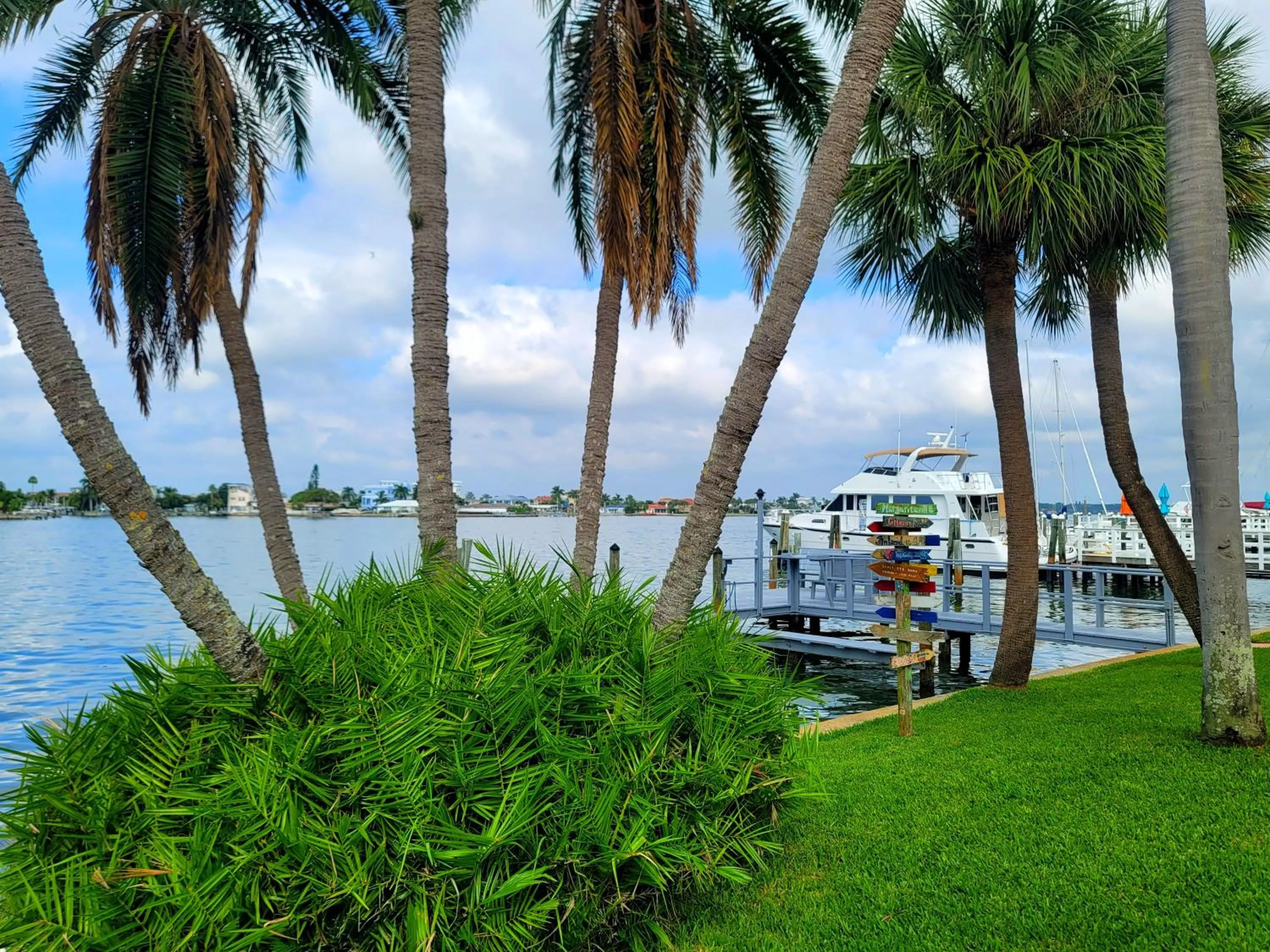 Searenity, Waterside studio in the heart of Treasure Island, walk to beach