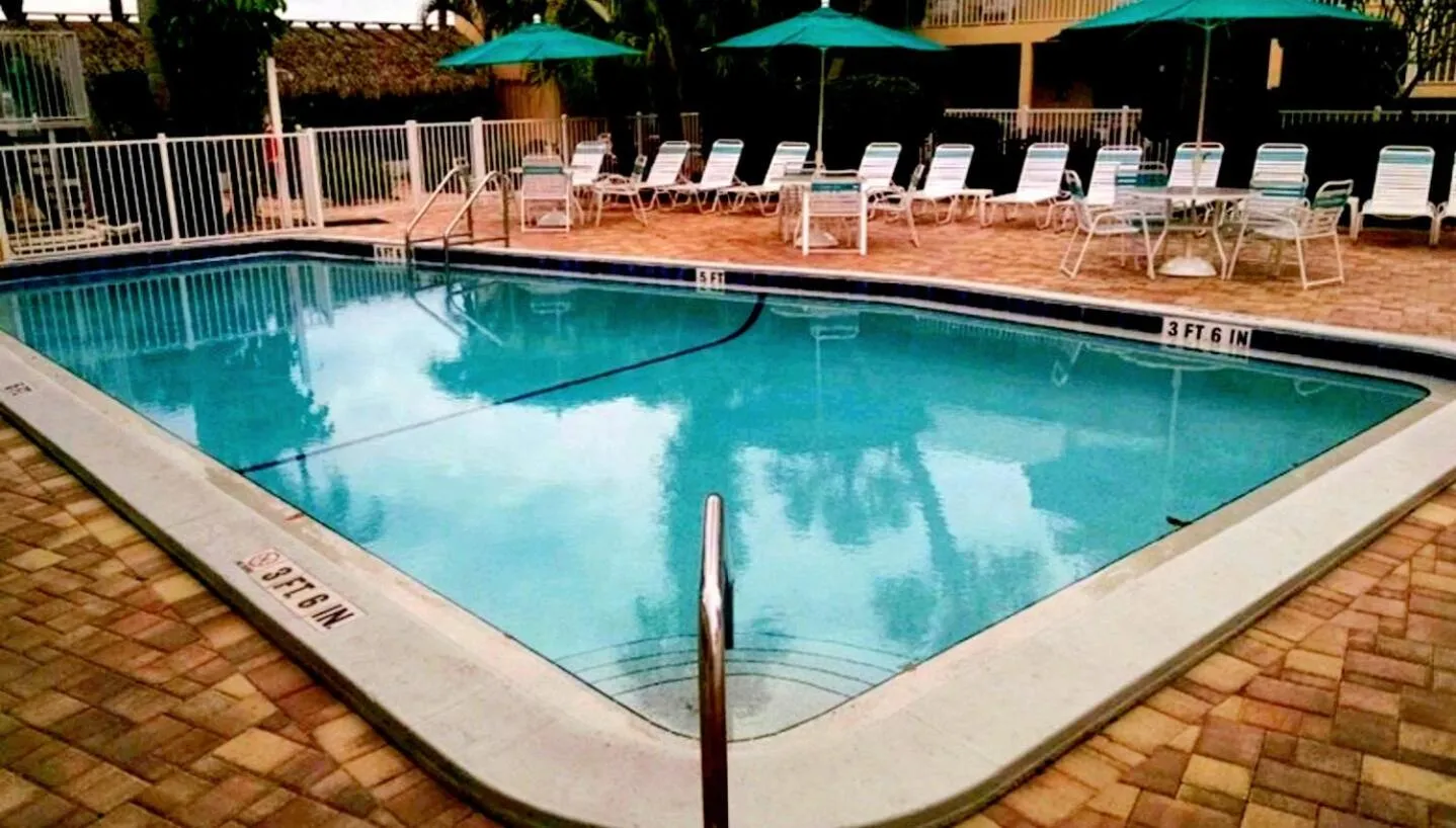 Searenity, Waterside studio in the heart of Treasure Island, walk to beach