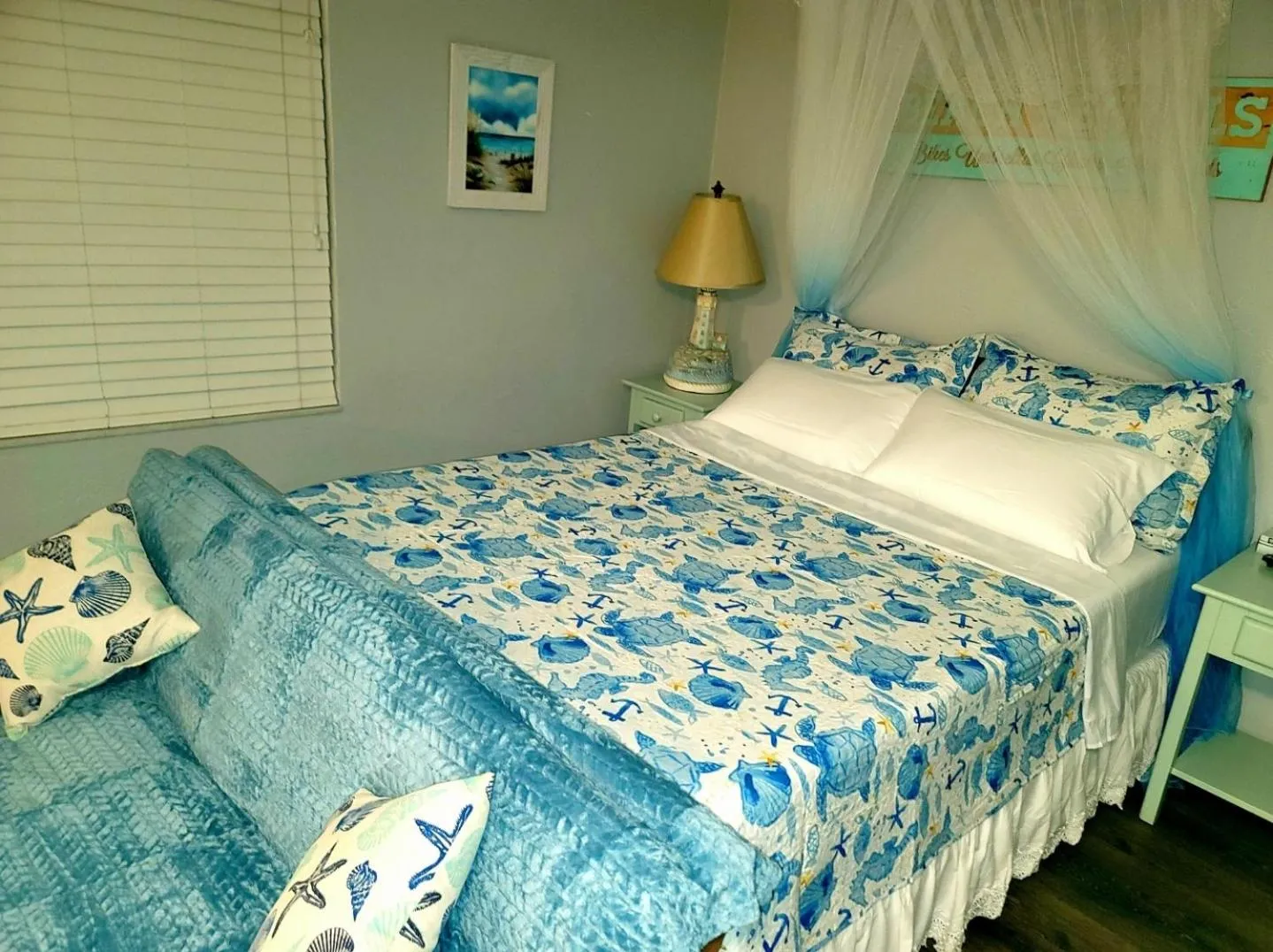 Bed in Searenity, Waterside studio in the heart of Treasure Island, walk to beach