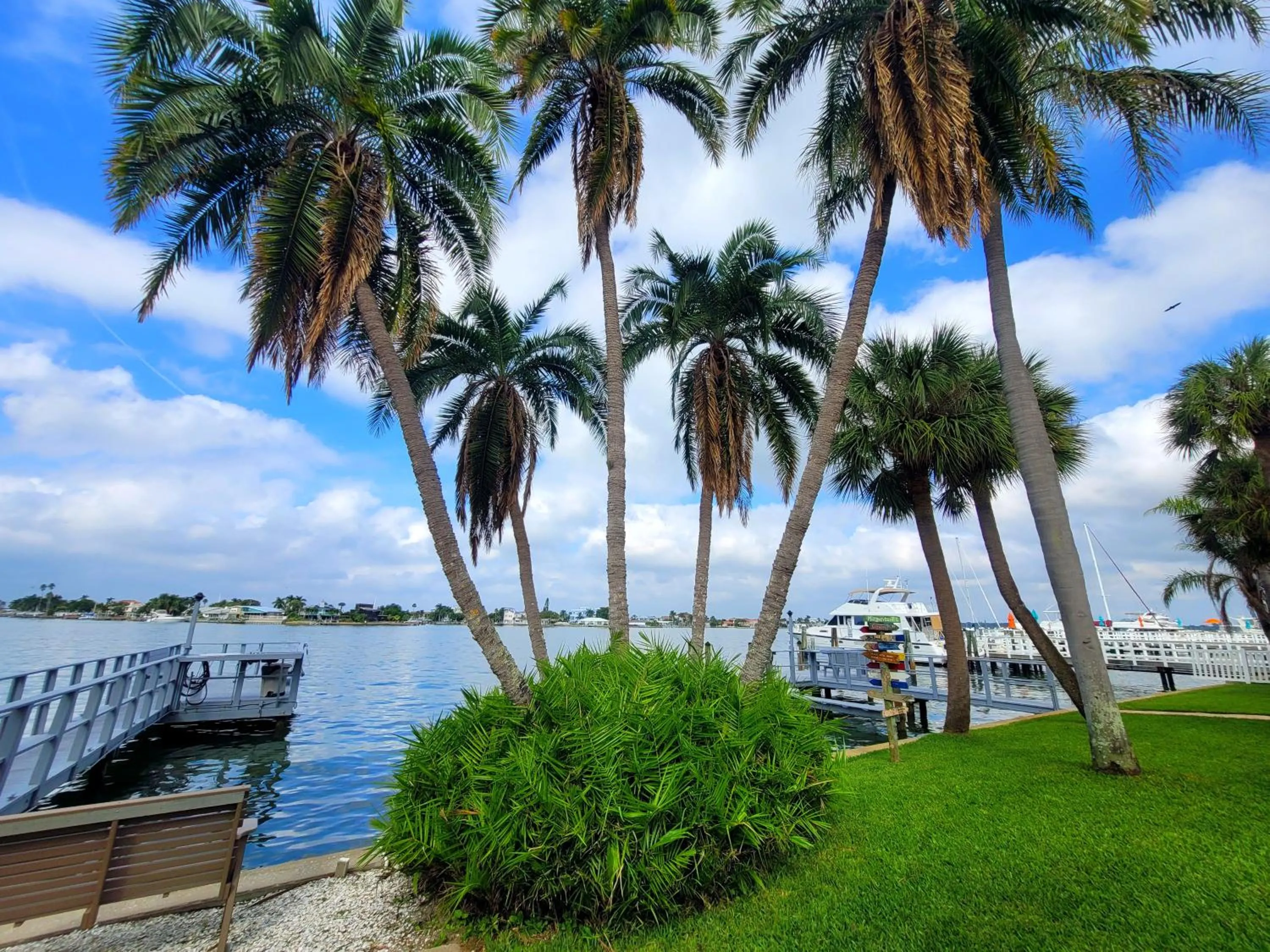 Searenity, Waterside studio in the heart of Treasure Island, walk to beach