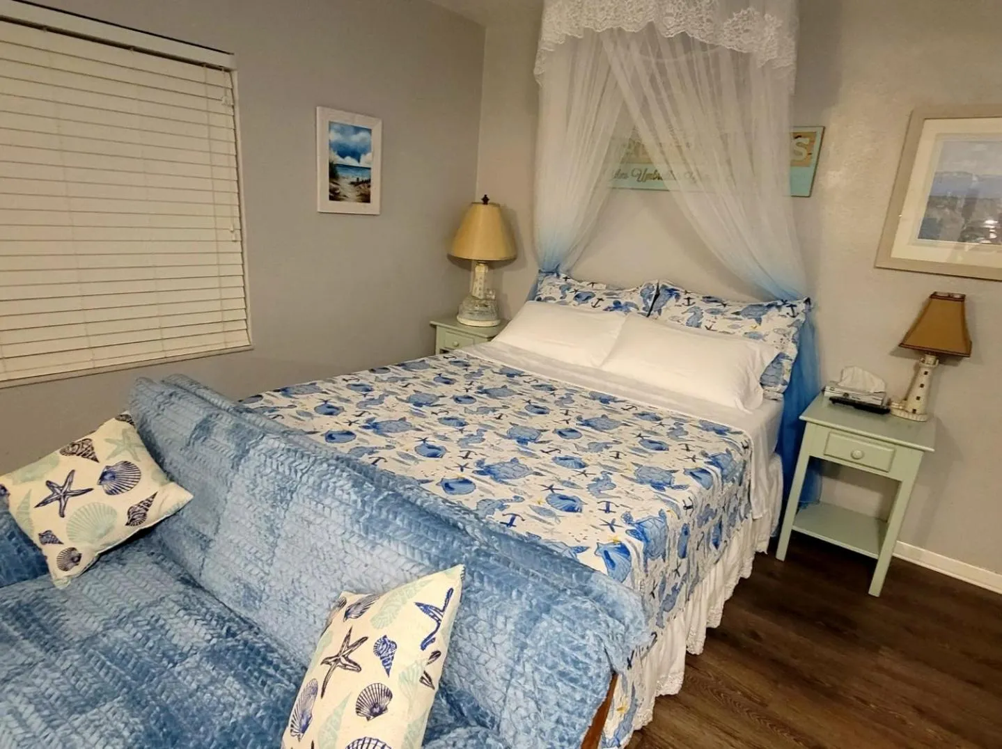 Bed in Searenity, Waterside studio in the heart of Treasure Island, walk to beach