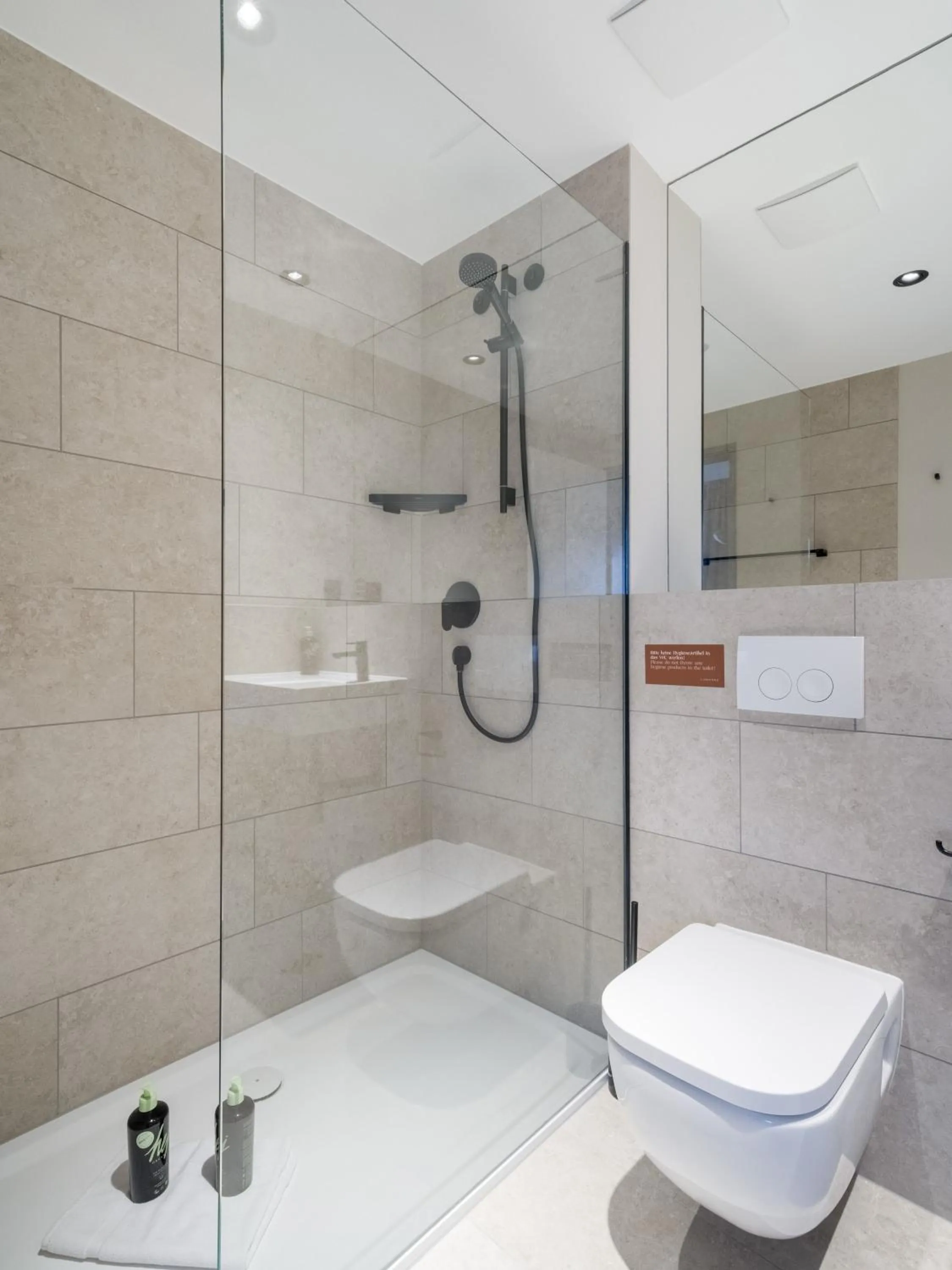 Shower in Limehome Saarbrücken Berliner Promenade