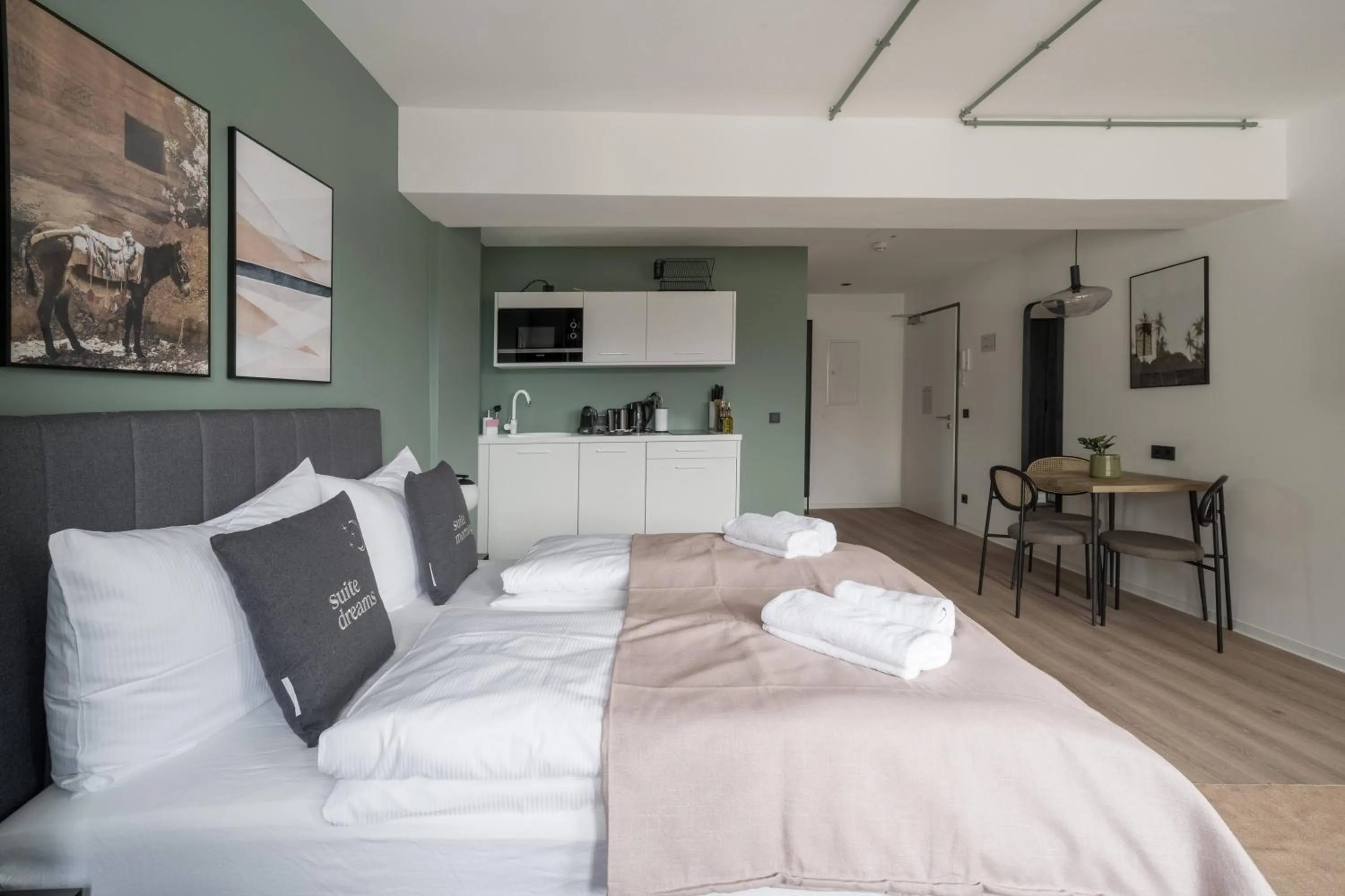 Kitchen or kitchenette, Bed in Limehome Saarbrücken Berliner Promenade