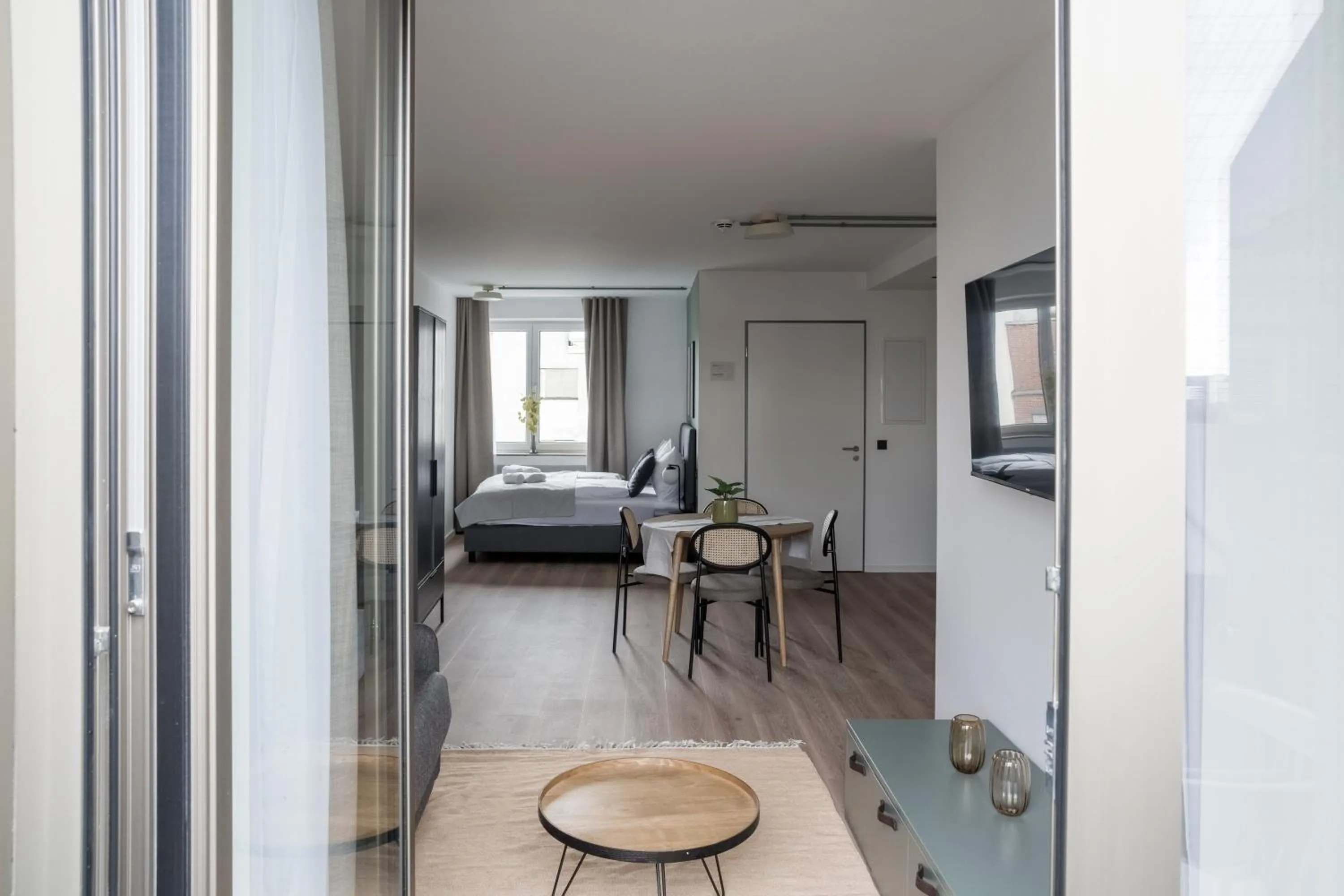 Photo of the whole room, Bed in Limehome Saarbrücken Berliner Promenade