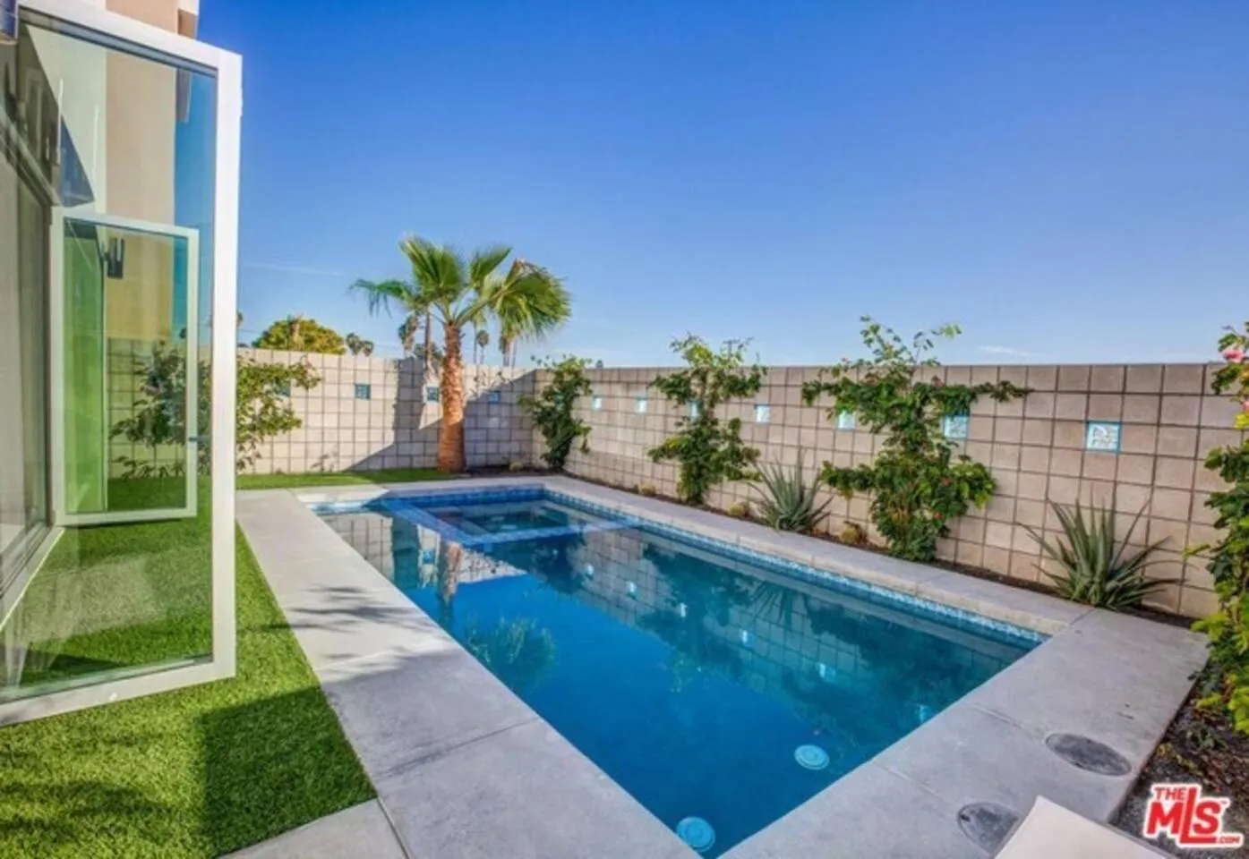 Swimming pool in Breathtaking Luxury Villa Architectural Jewel