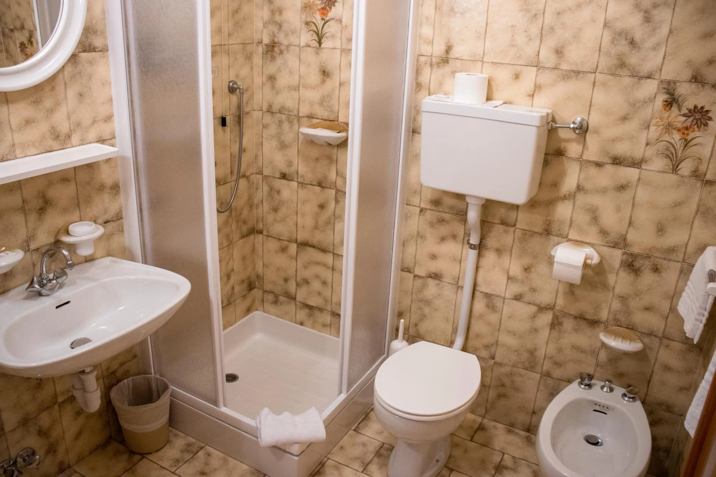 Shower in Hotel Garnì Rosengarten