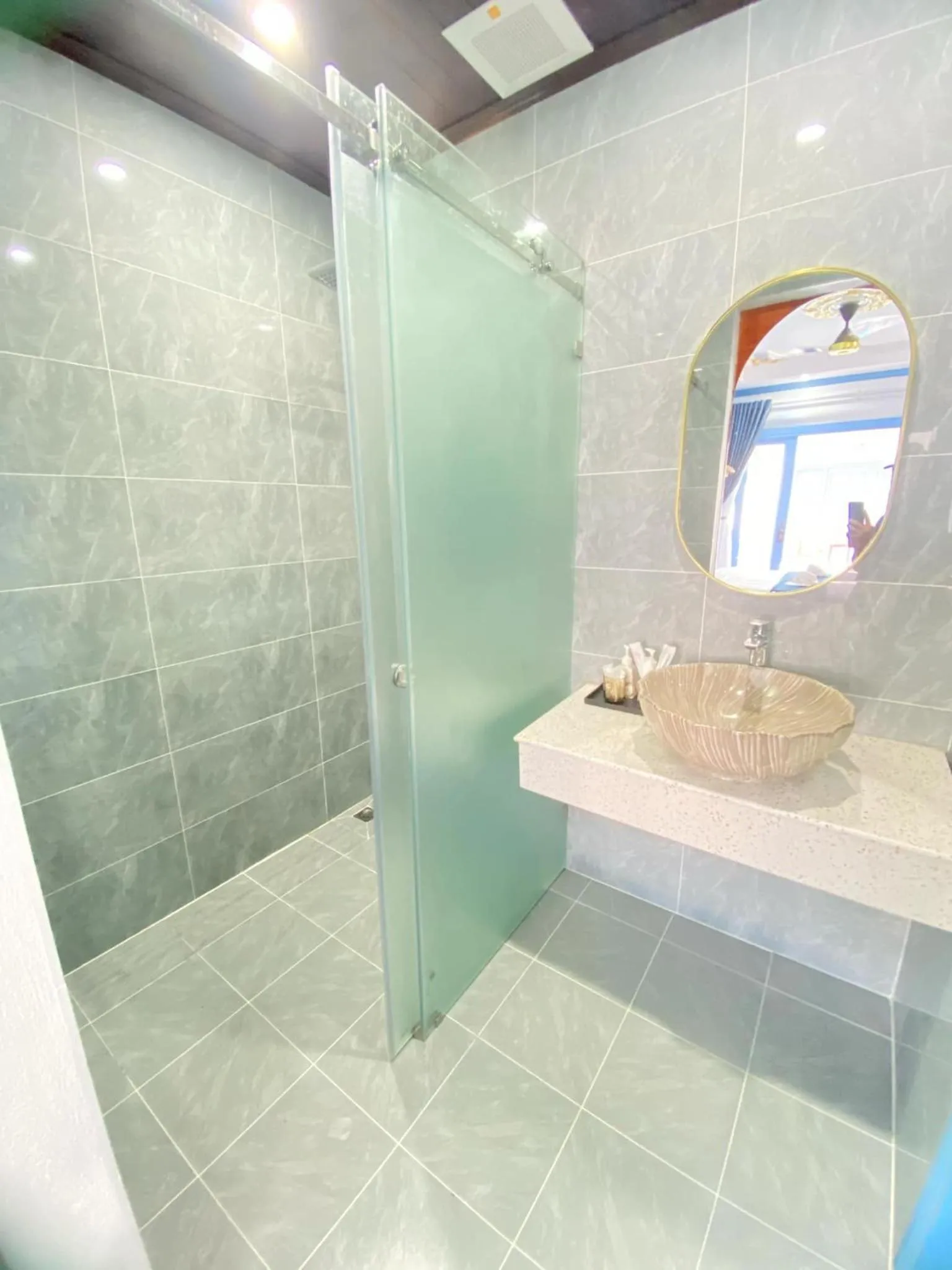 Shower in Sadakham Hotel