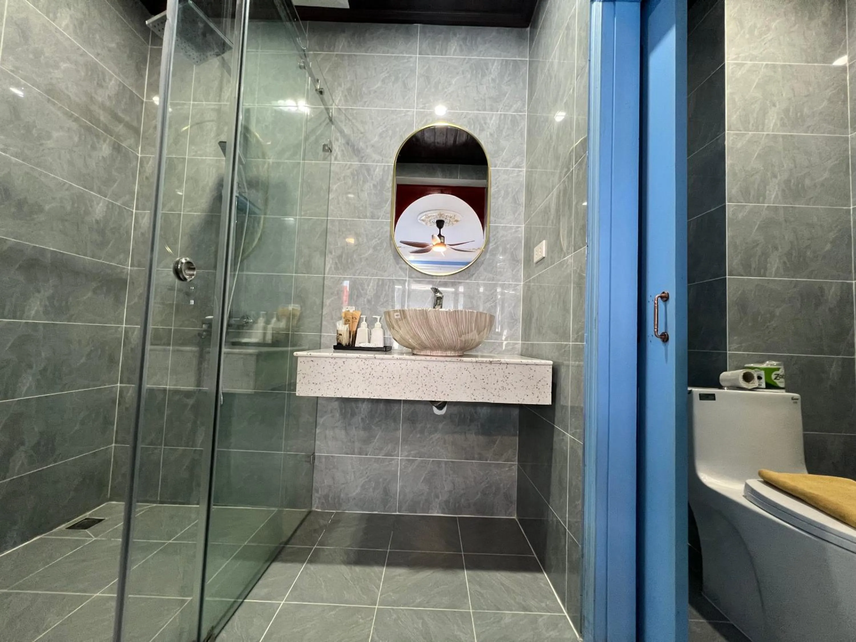 Shower in Sadakham Hotel