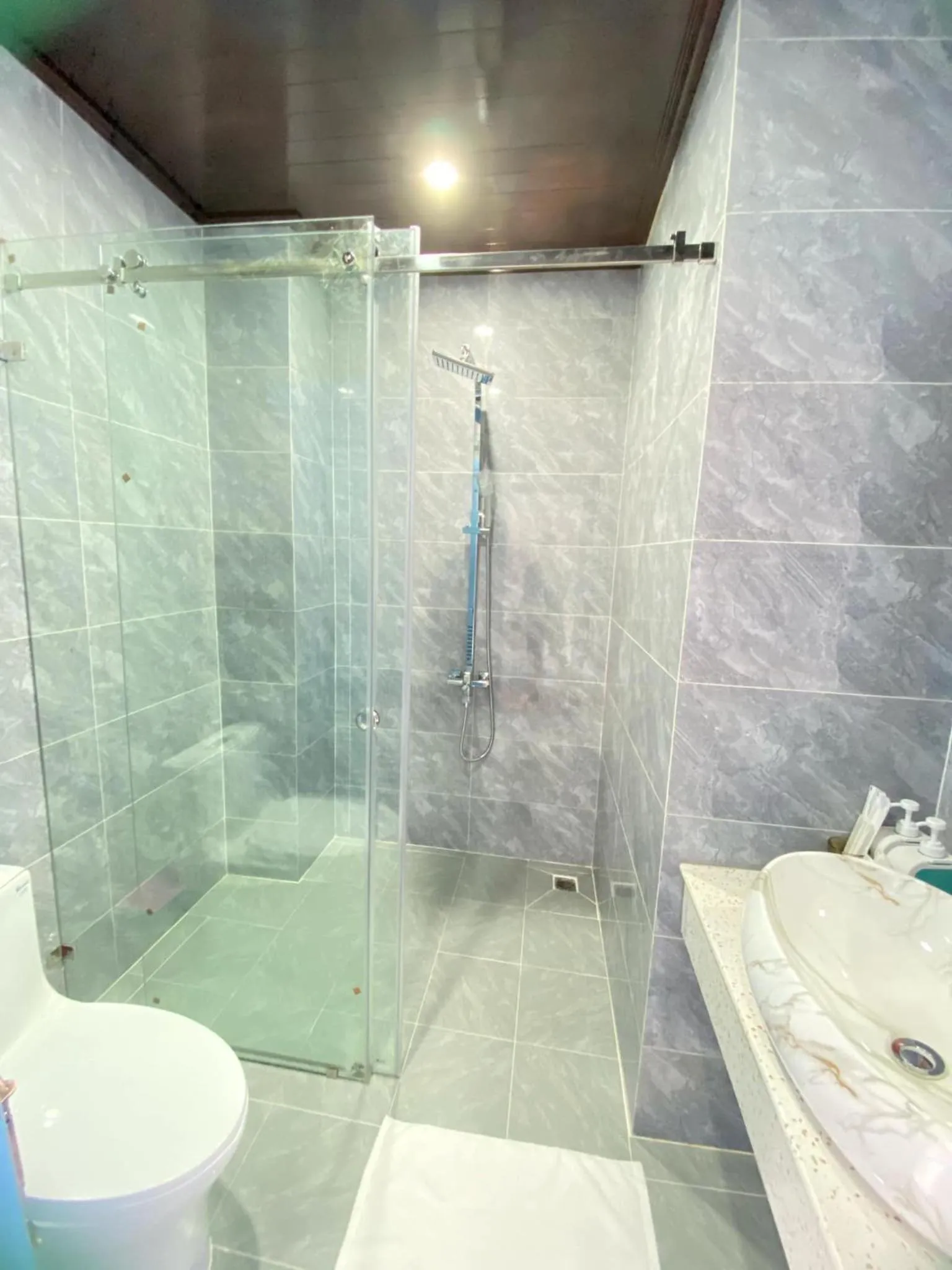 Shower in Sadakham Hotel