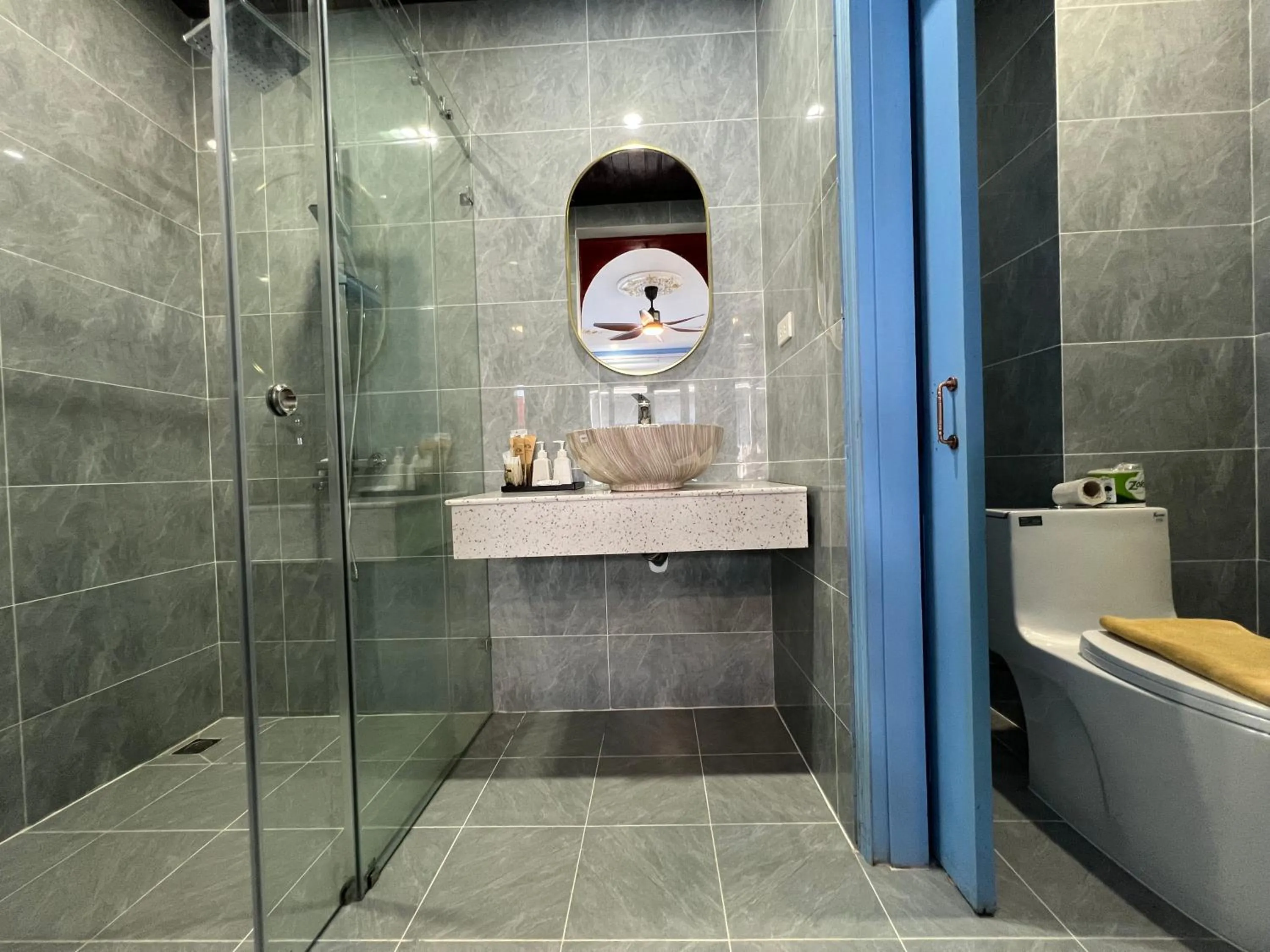 Shower in Sadakham Hotel