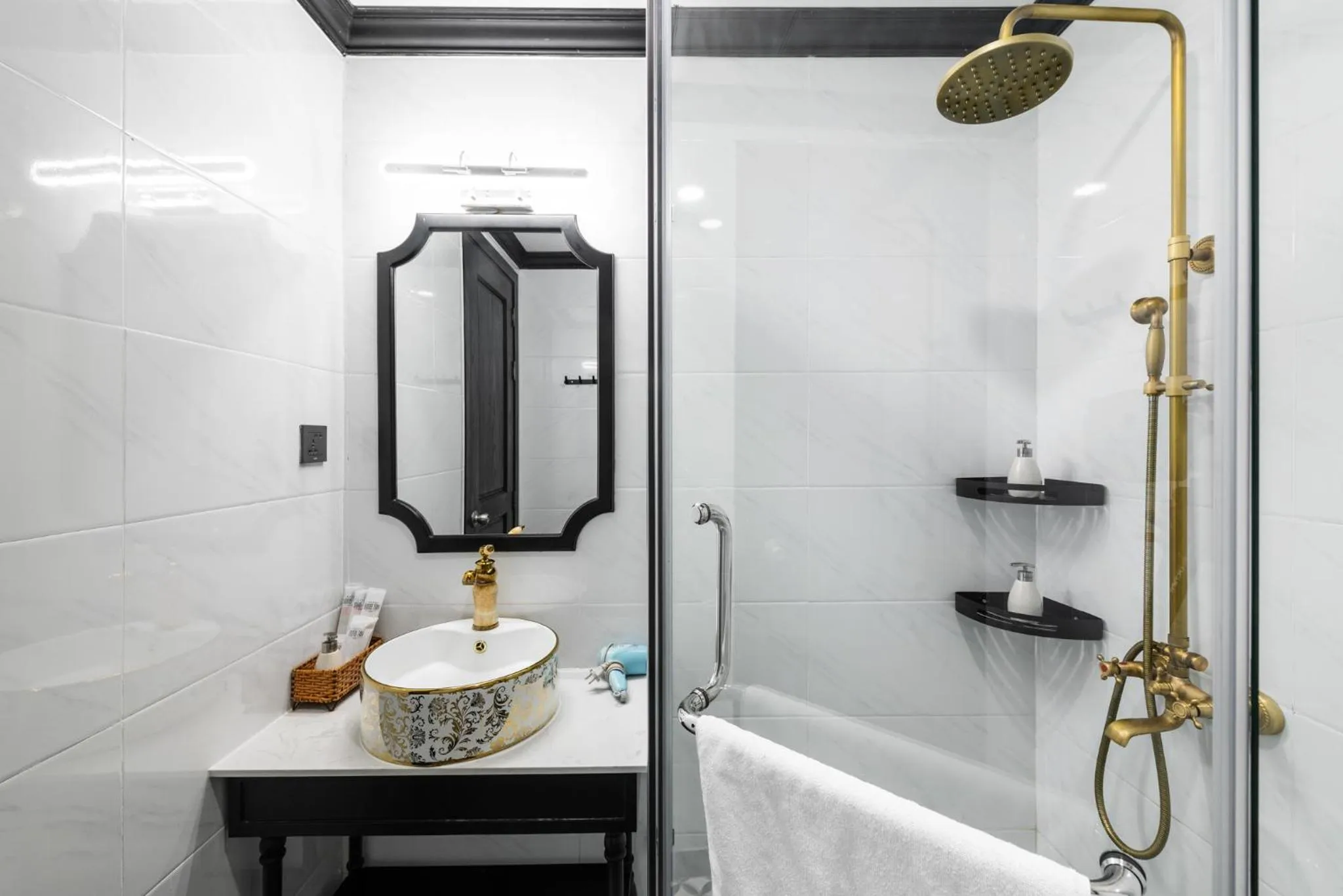 Shower in Le Palmier Phu Quoc Hotel - Free Shuttle To Grand World