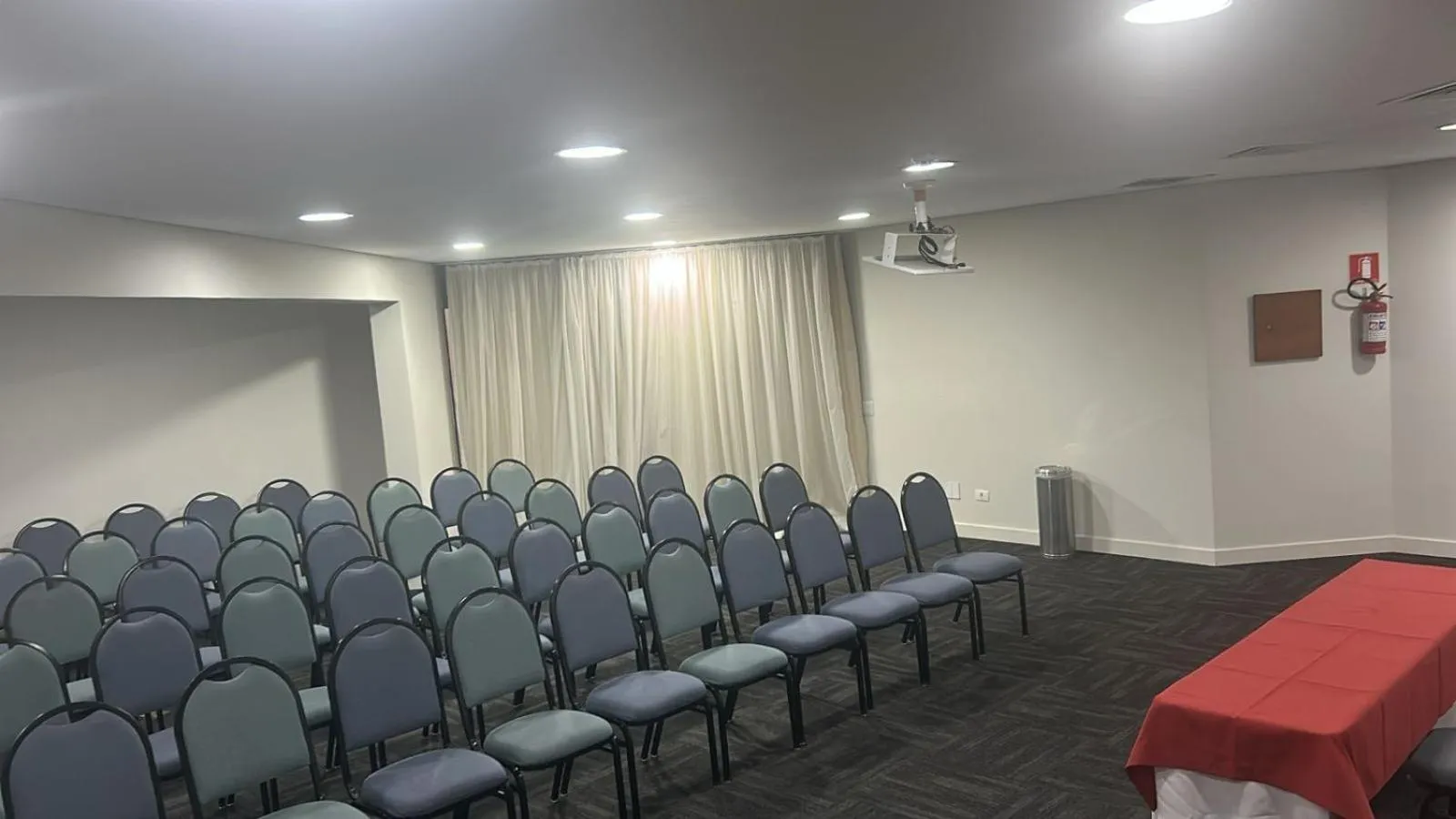 Meeting/conference room in Cosmopolitan Praia Flat