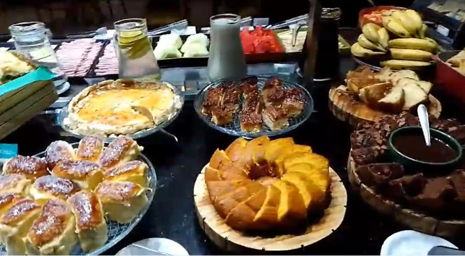 Breakfast in Cosmopolitan Praia Flat