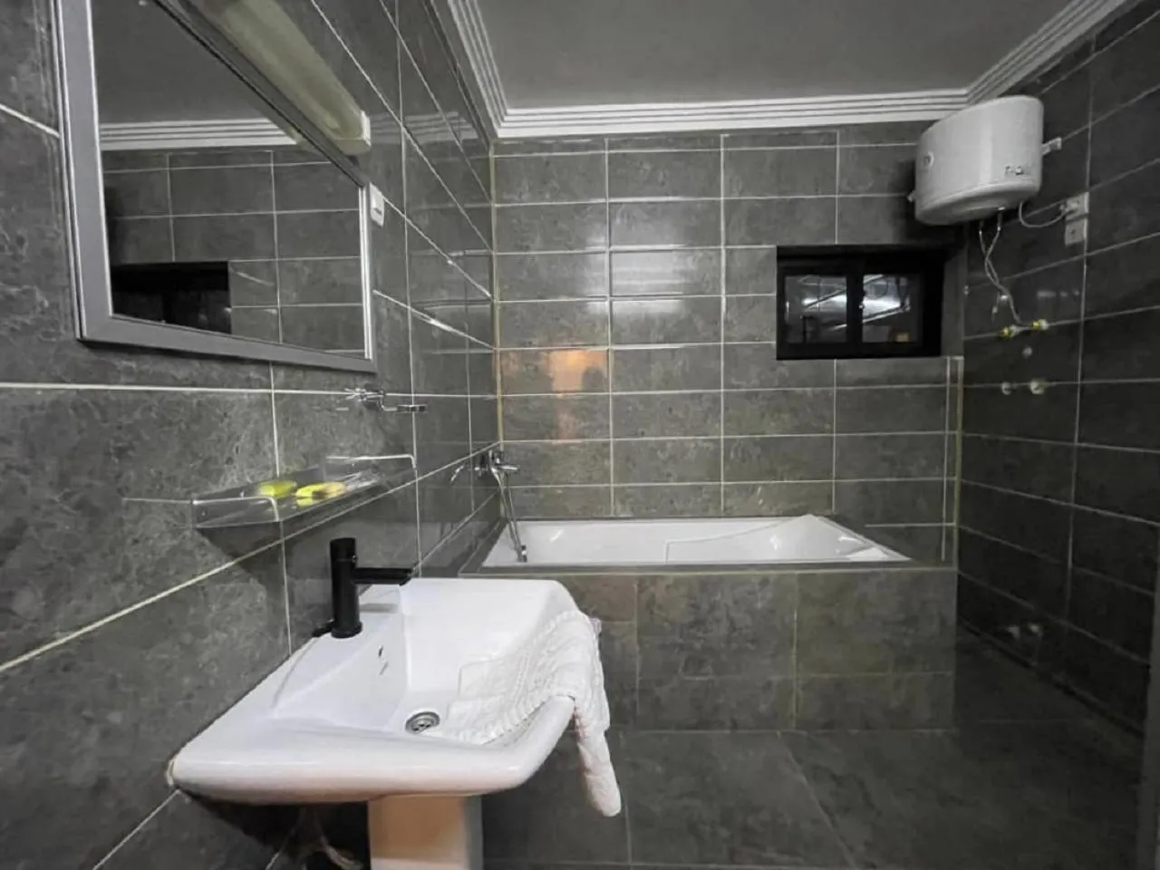 Shower in Hôtel Guest House Quatre Saisons